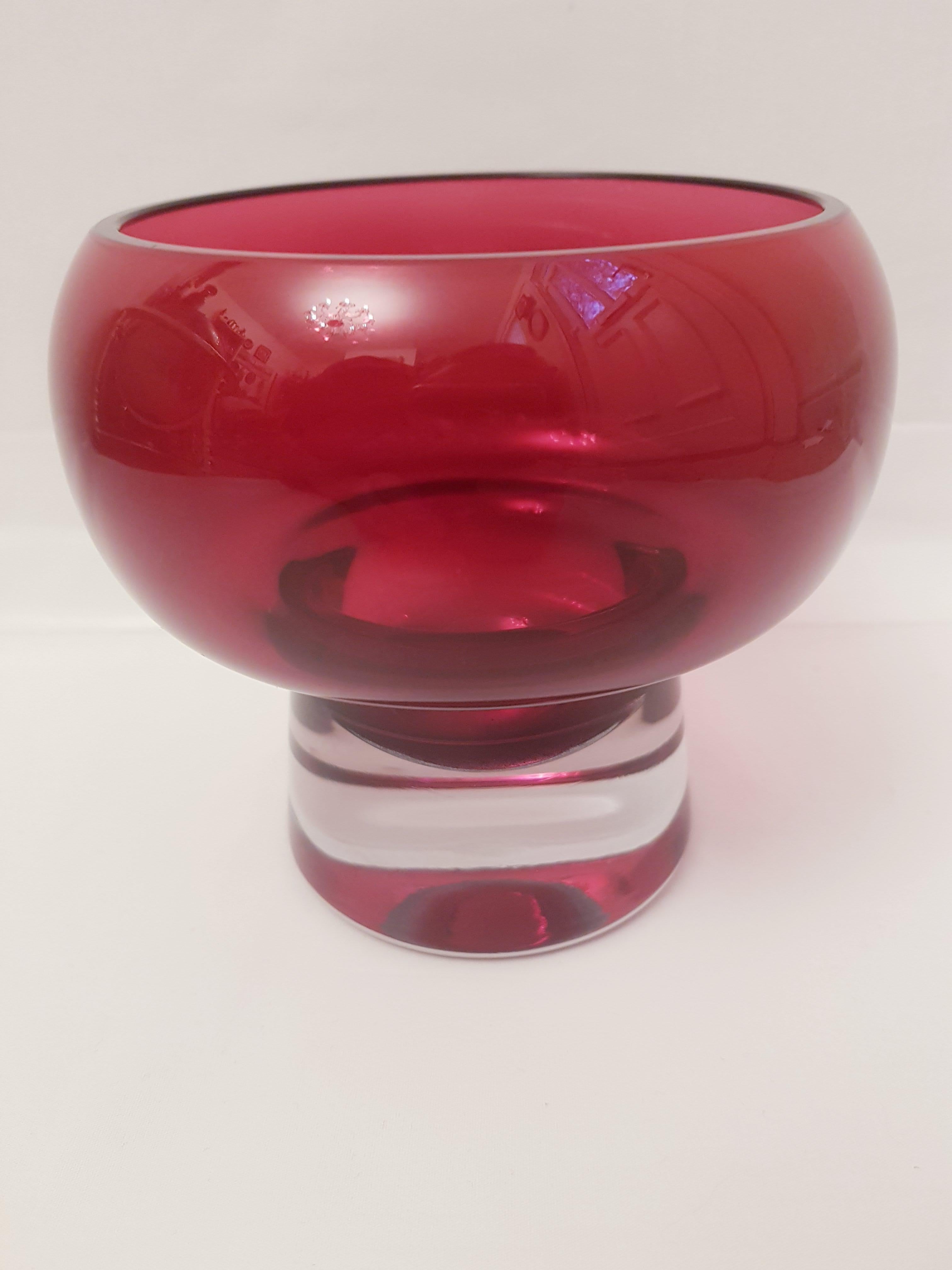 New murano glass somerso bowl designed by Karim Rashid Coppa. A cheerful and decisive contrast made even more fascinating by the transparency and the perfect of murano glass.