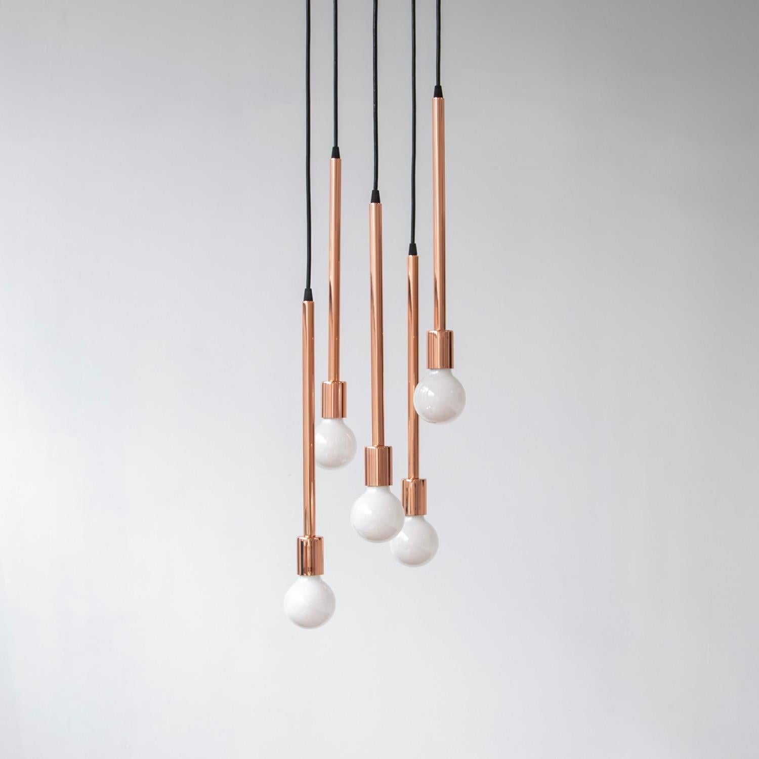 Questo annuncio si riferisce a un lampadario a grappolo a 5x pendenti con finitura in rame. Ogni ciondolo è alto circa 16,5 pollici (esclusa la lampadina). 

Come mostrato, le dimensioni del cluster sono di circa 32 pollici di altezza. Questo può