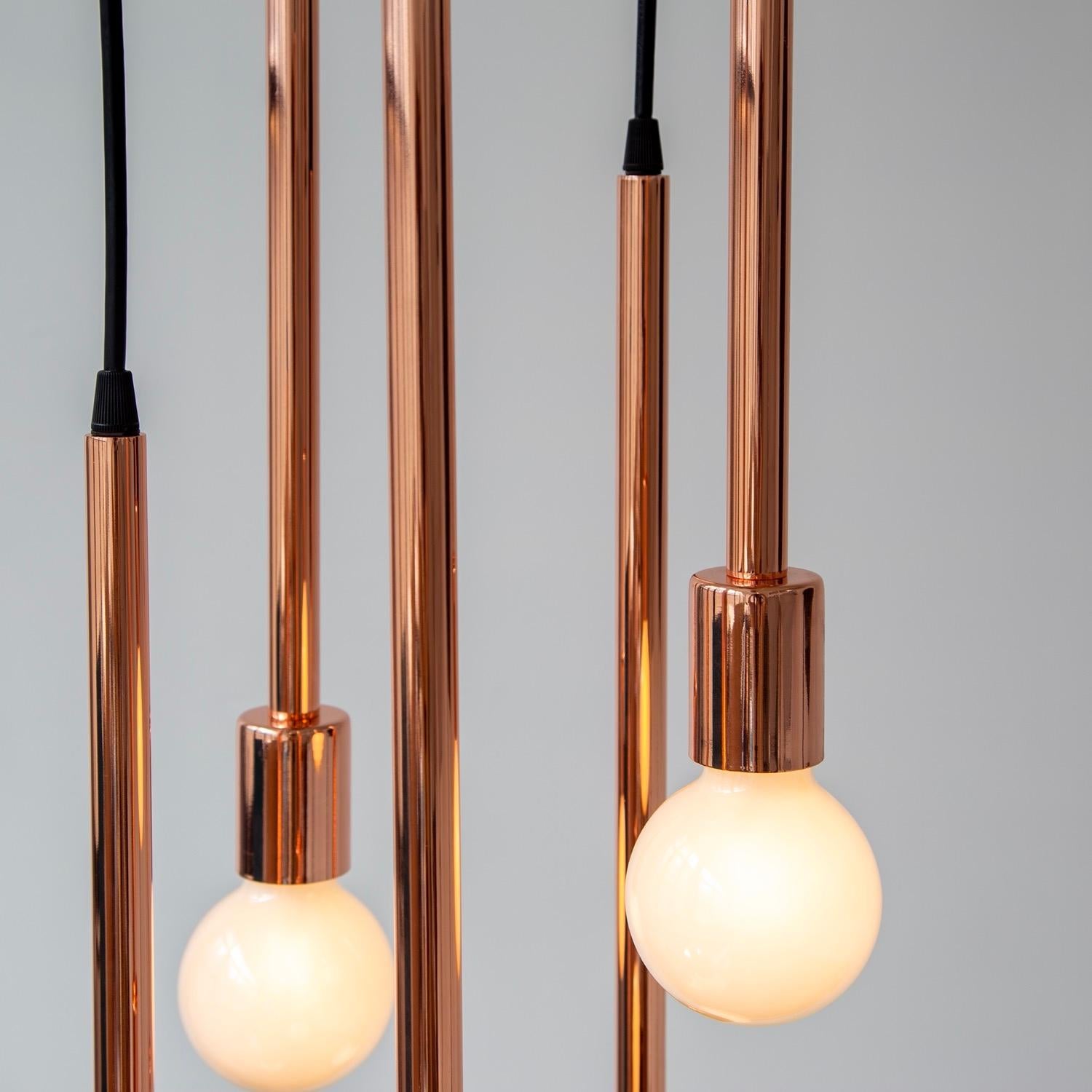 Fatto a macchina Lampadario a grappolo a 5 pendenti in rame con accenti neri, realizzato su ordinazione in vendita