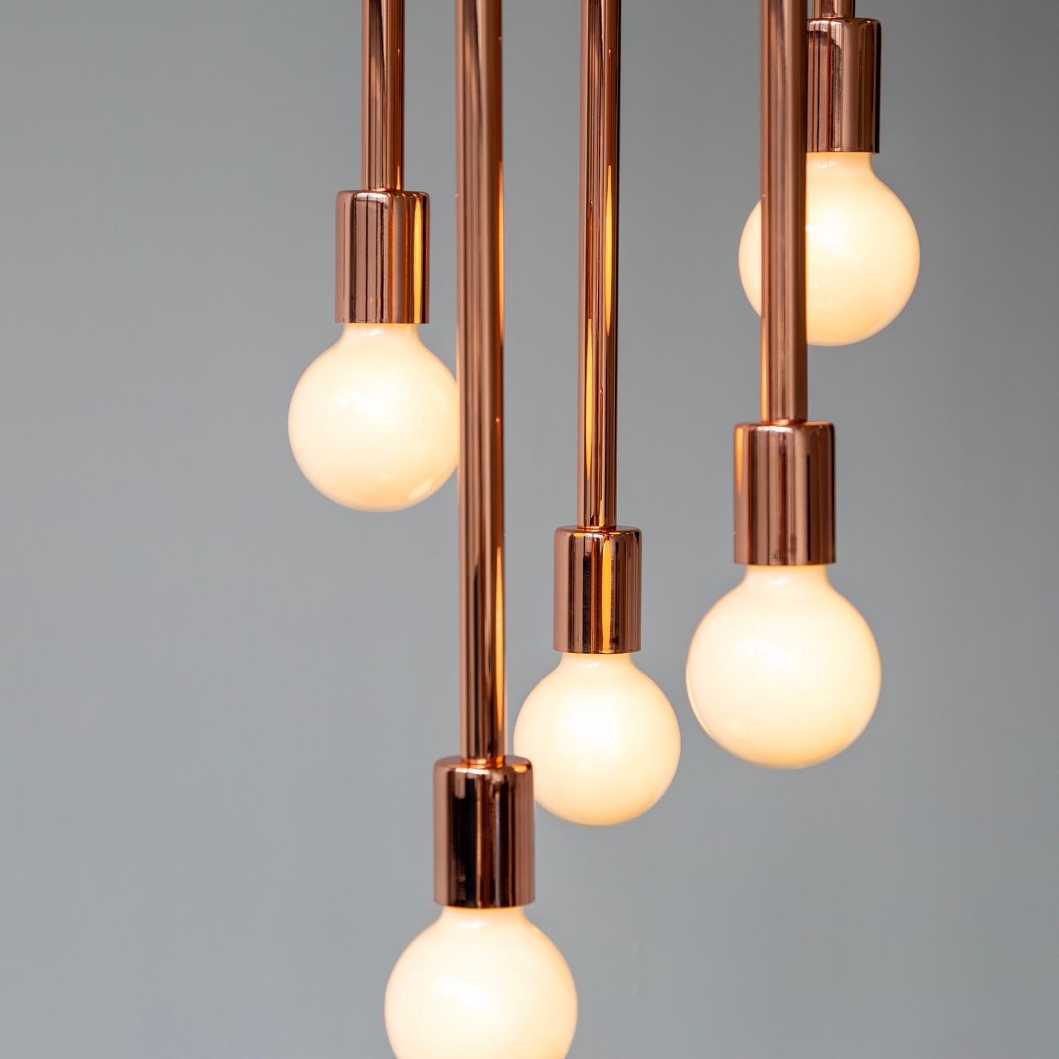 XXI secolo e contemporaneo Lampadario a grappolo a 5 pendenti in rame con accenti neri, realizzato su ordinazione in vendita
