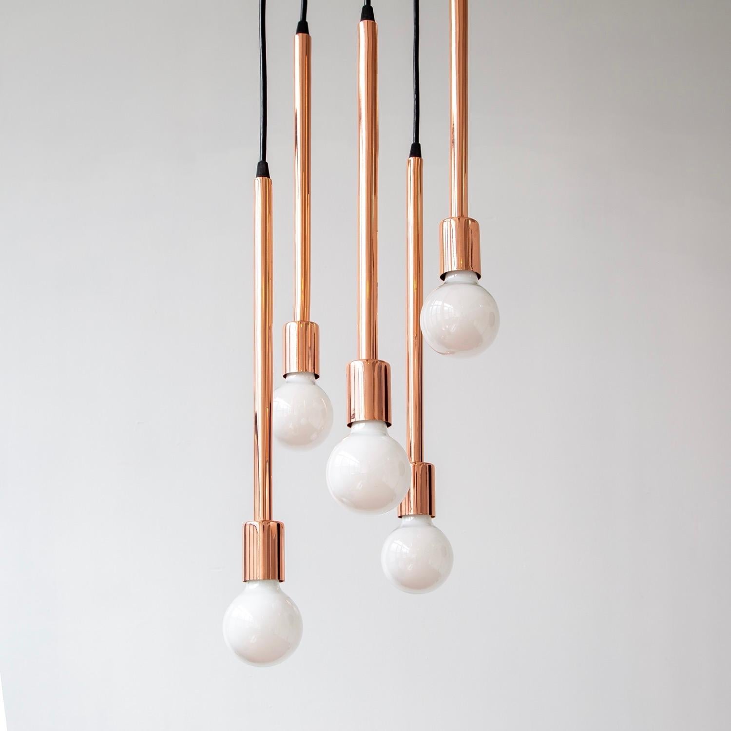 Alluminio Lampadario a grappolo a 5 pendenti in rame con accenti neri, realizzato su ordinazione in vendita