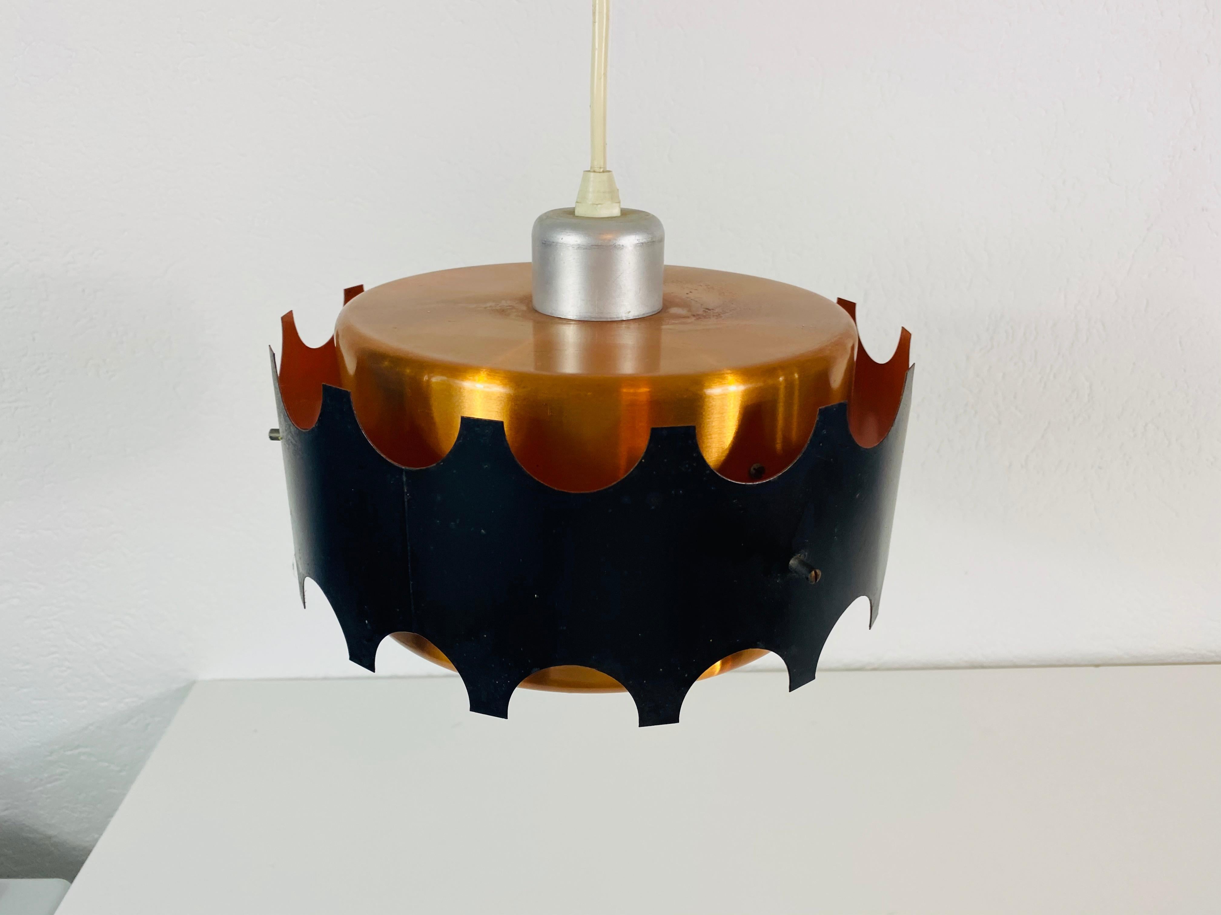 Copper and Black Pendant Lamp, 1960s In Good Condition For Sale In Hagenbach, DE