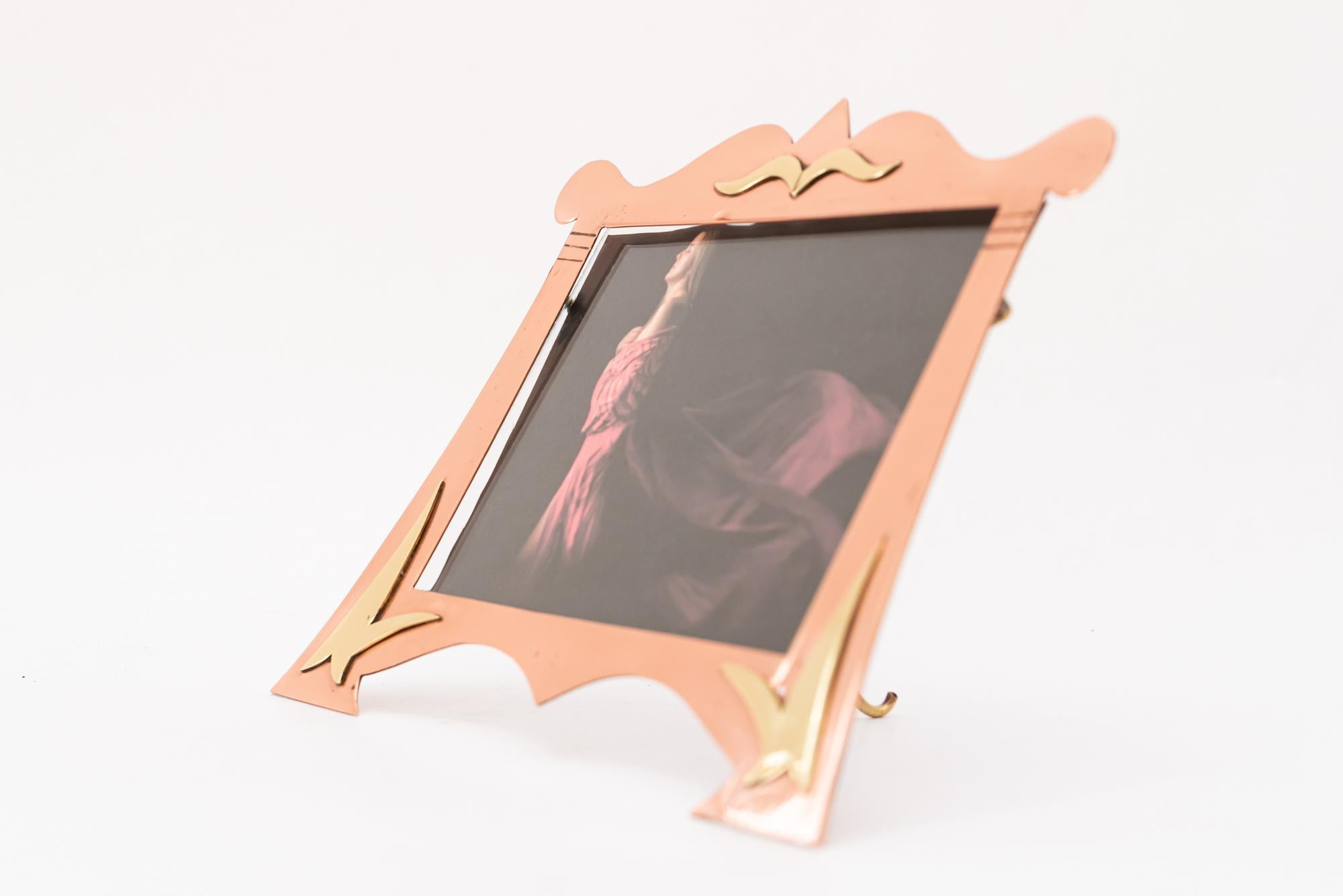 Cornice per quadri art déco in rame e ottone con vetro, anni '20 circa
Lucidato e smaltato a fuoco
Vetro 
La foto non è in vendita, è solo per il servizio fotografico.