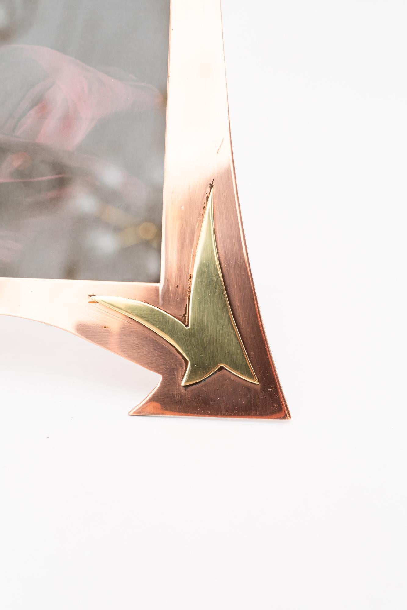 Inizio XX secolo Cornice per quadri art déco in rame e ottone con vetro, anni '20 circa in vendita