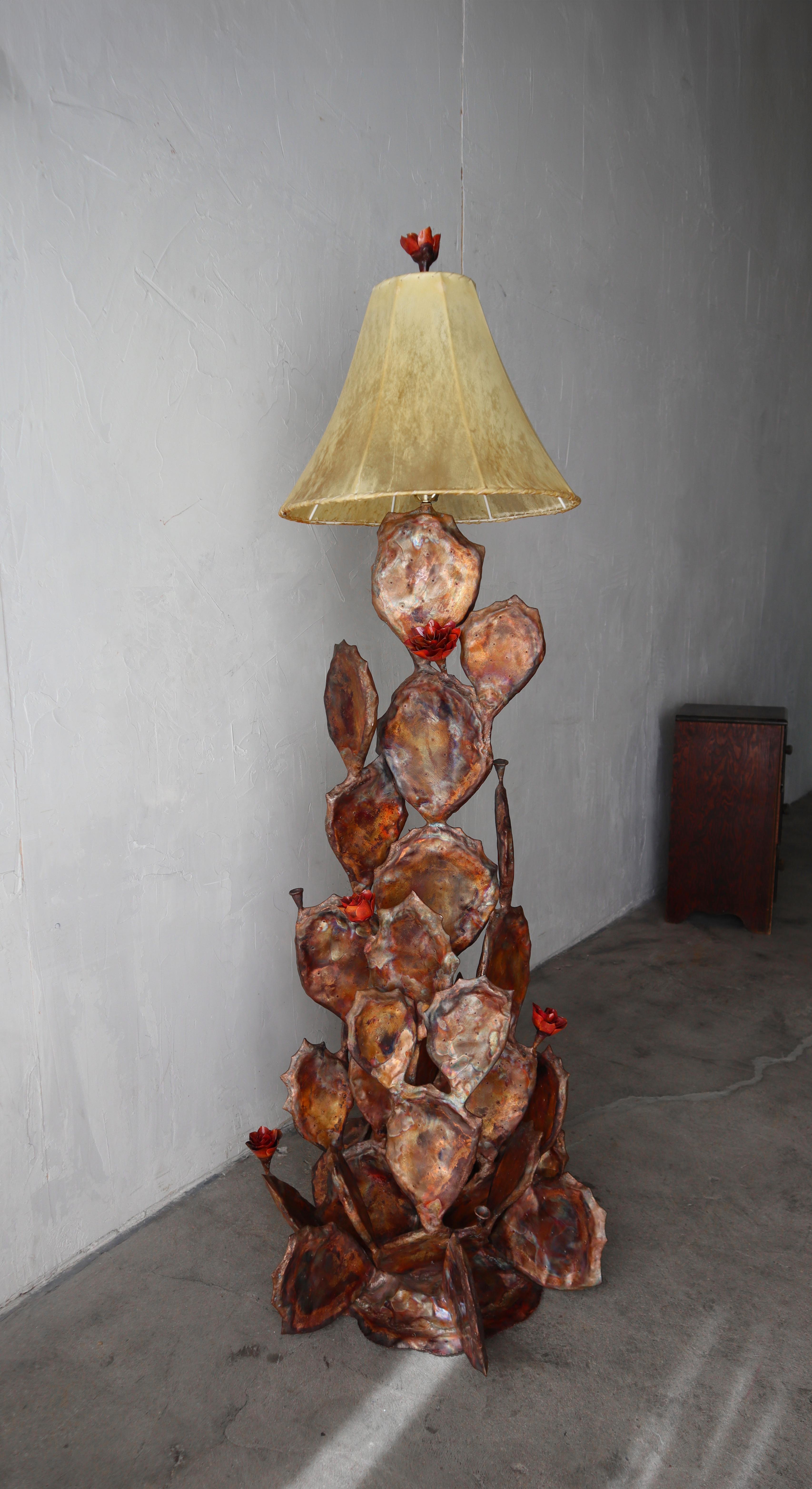 Eccellente lampada da terra a forma di cactus del deserto, realizzata a mano in rame e ottone.  Include i paralumi originali in pelle.

La lampada è in condizioni eccellenti e funzionanti.