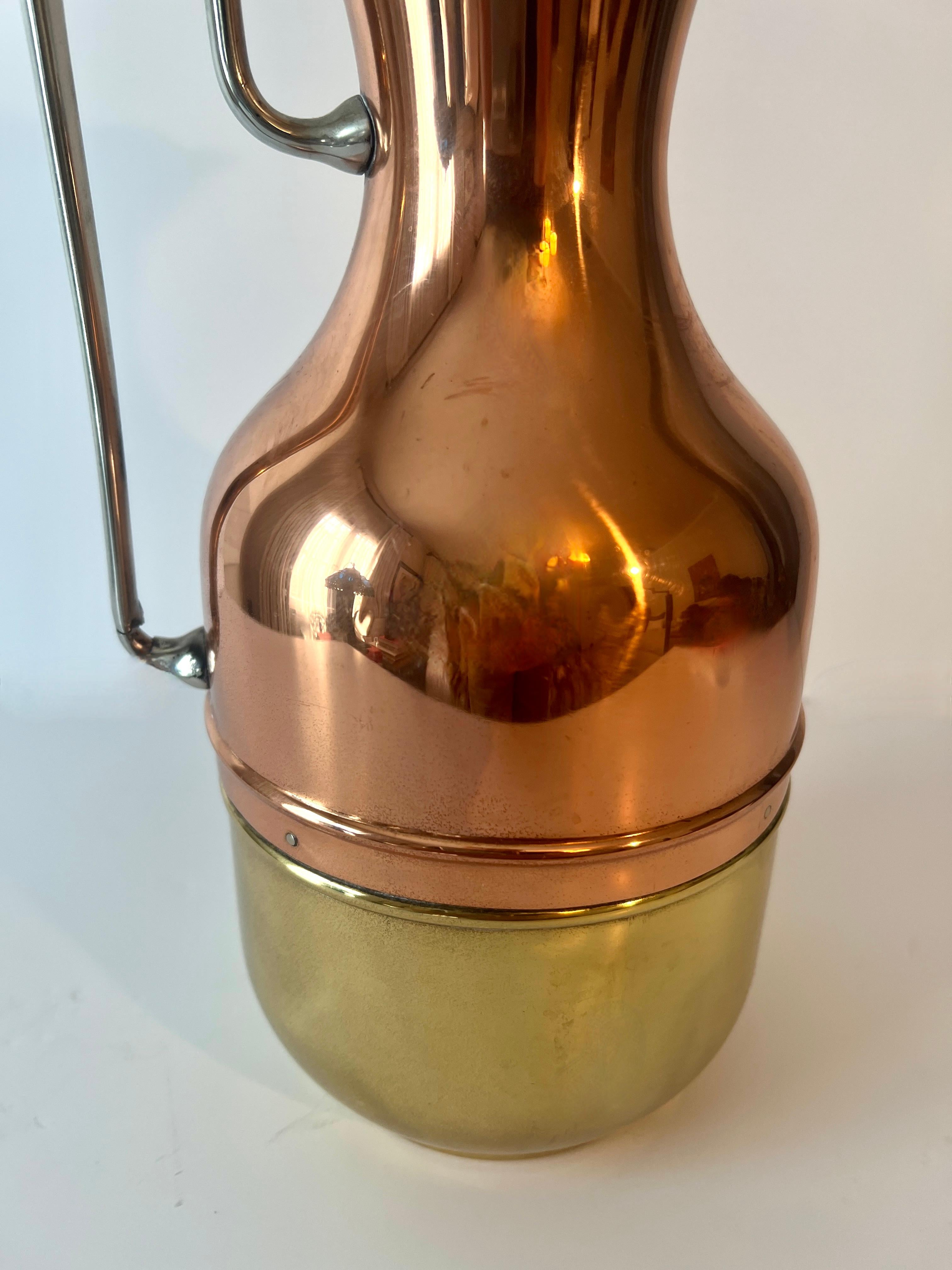 Copper und Messing Karaffenkrug Glas gefüttertes Thermos mit Chromgriff im Zustand „Gut“ im Angebot in Los Angeles, CA