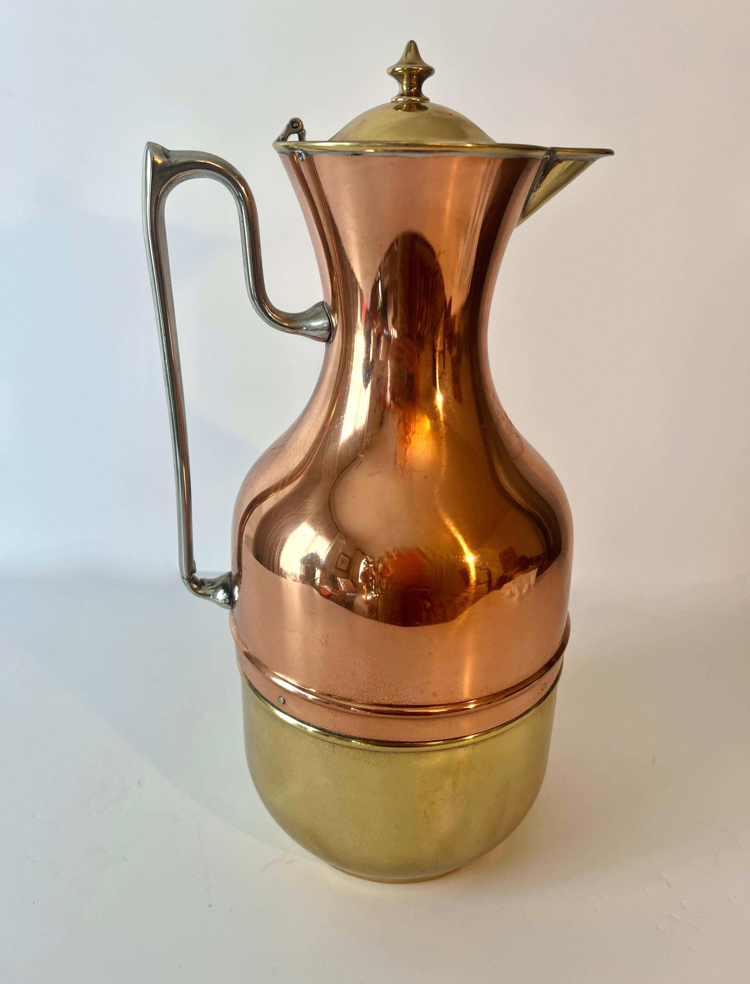 Copper und Messing Karaffenkrug Glas gefüttertes Thermos mit Chromgriff (20. Jahrhundert) im Angebot