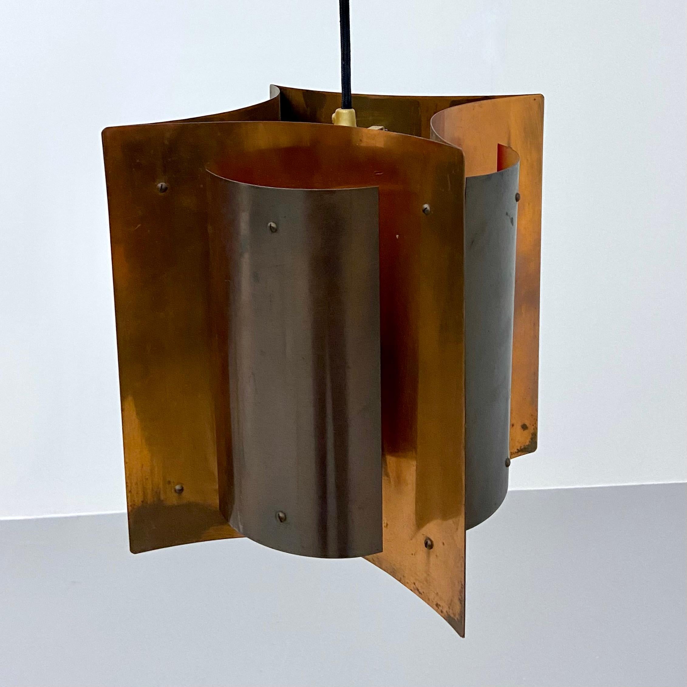Beautifully patinated ceiling lamp with lots of resemblance with the work of Hans Agne Jacobsson but then more beautiful. Great shadowplay and warm vibrant light. Both the copper and the brass are very nicely patinated creating an organge / red