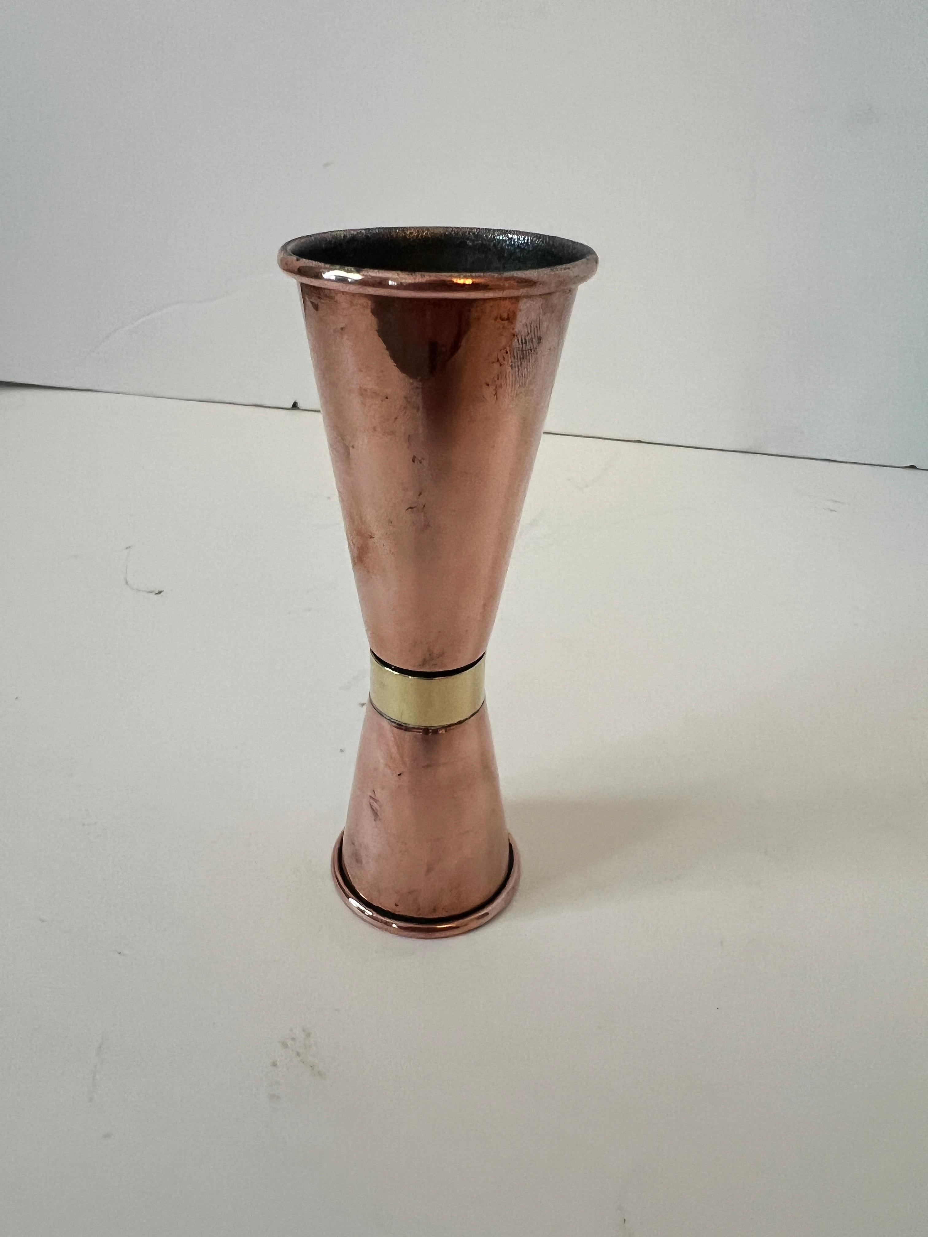 A simple, yet elegant copper and brass jigger - a compliment to any bar and conveniently can be used for one of two 'fingers' of spirits.  1 ounce - 1.5 ounce sizes

We think this classic style and beautiful metals give the jigger a look that is