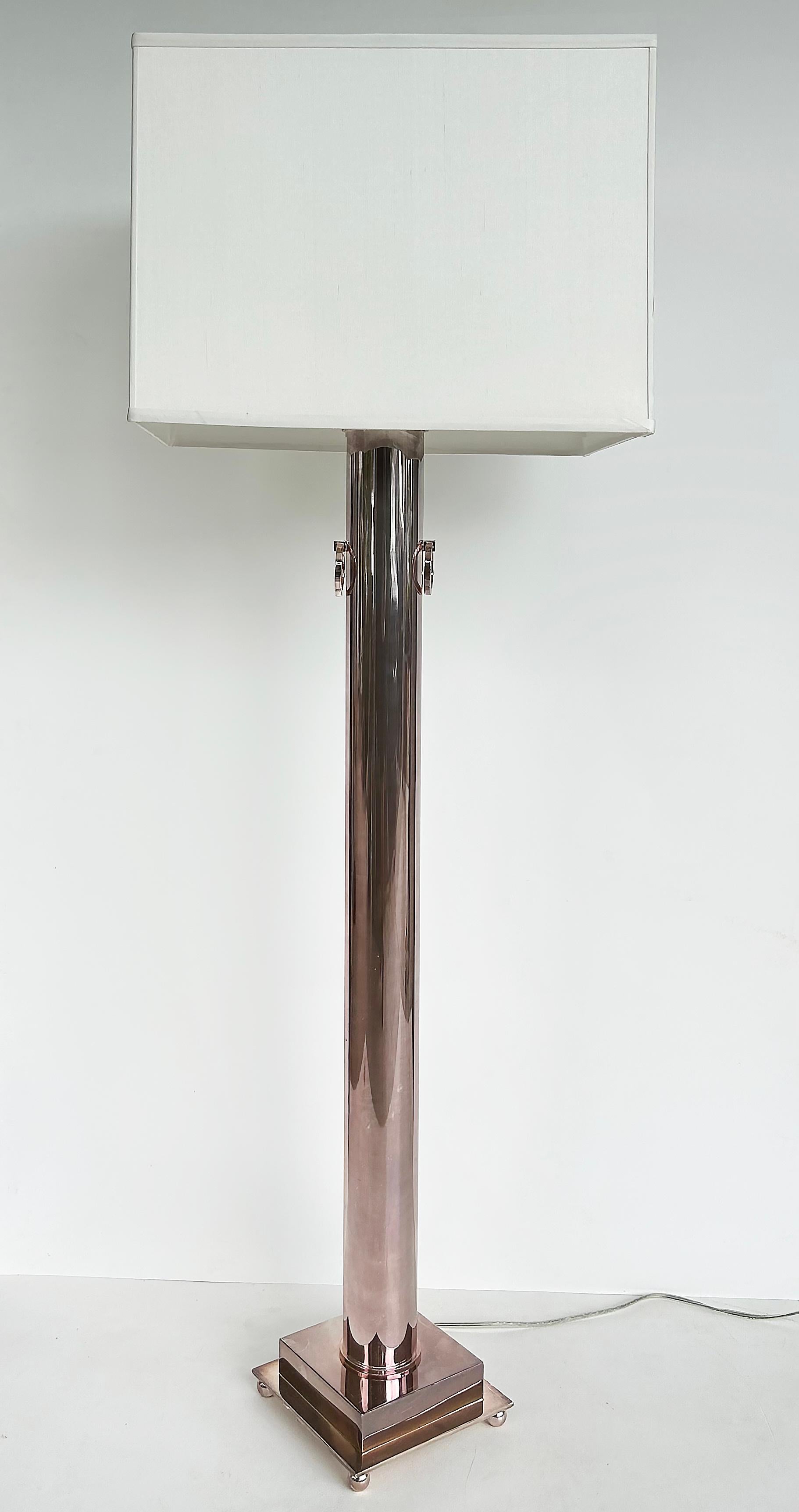 Moderno Lampada da terra in rame e ottone con anelli, paralume personalizzato in vendita