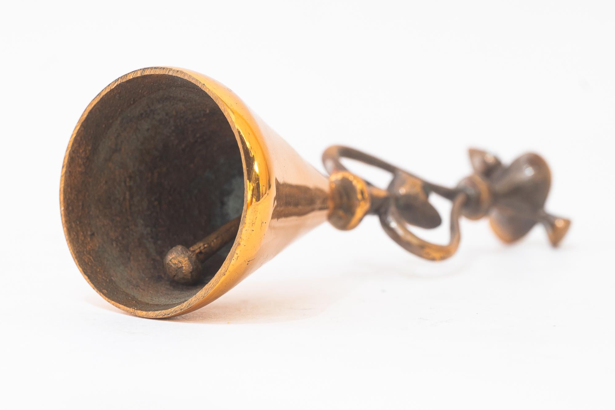 Kupfer und Messing Hand Dinner Bell Wien um 1960er Jahre (Österreichisch) im Angebot