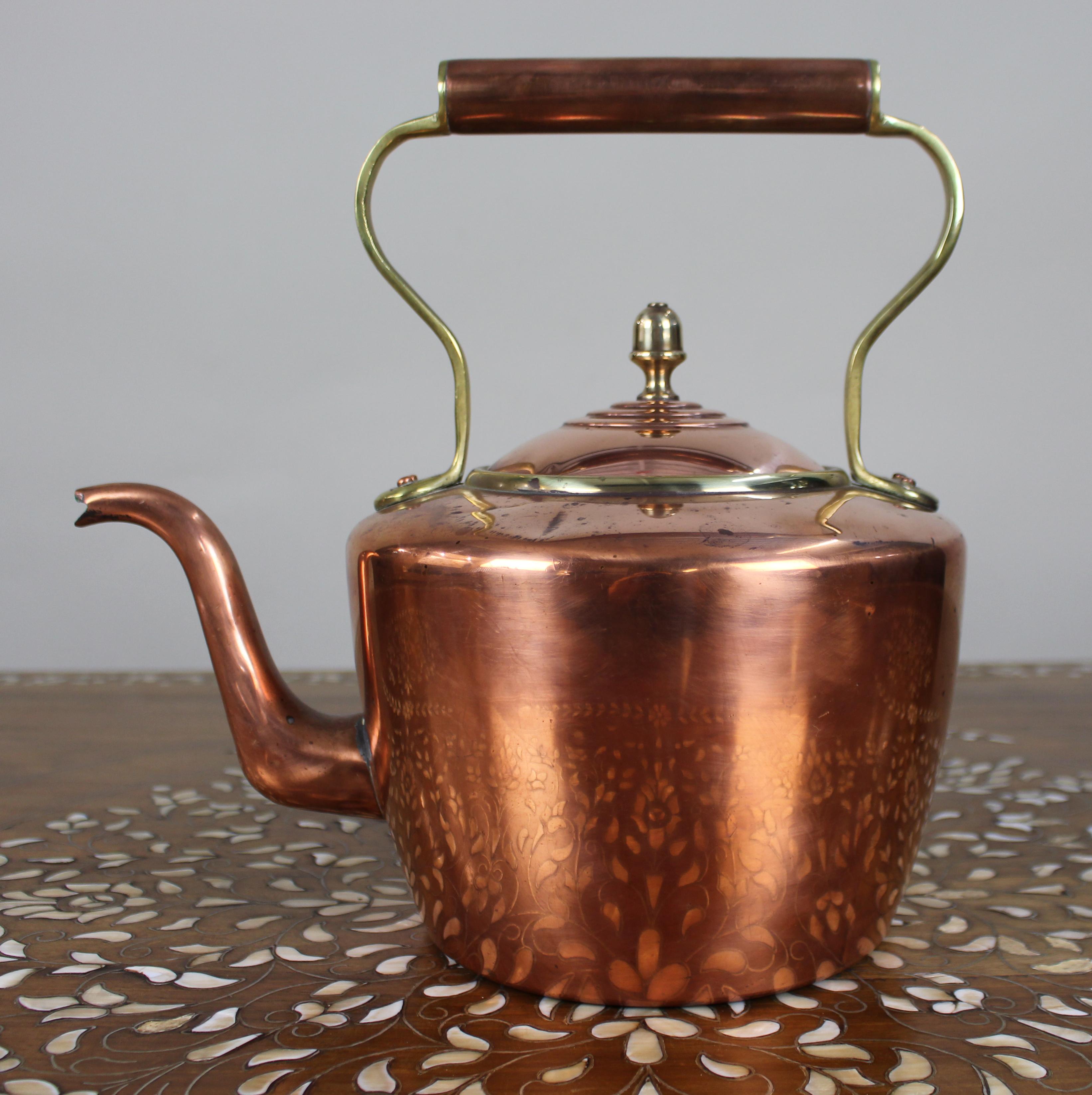 Bollitore in rame e ottone, 1930 ca.

Un bollitore decorativo in rame con maniglia e terminale in ottone, risalente al 1930 circa. Di forma arrotondata con un coperchio delicatamente bombato, il corpo è inciso con un disegno floreale ripetuto, che