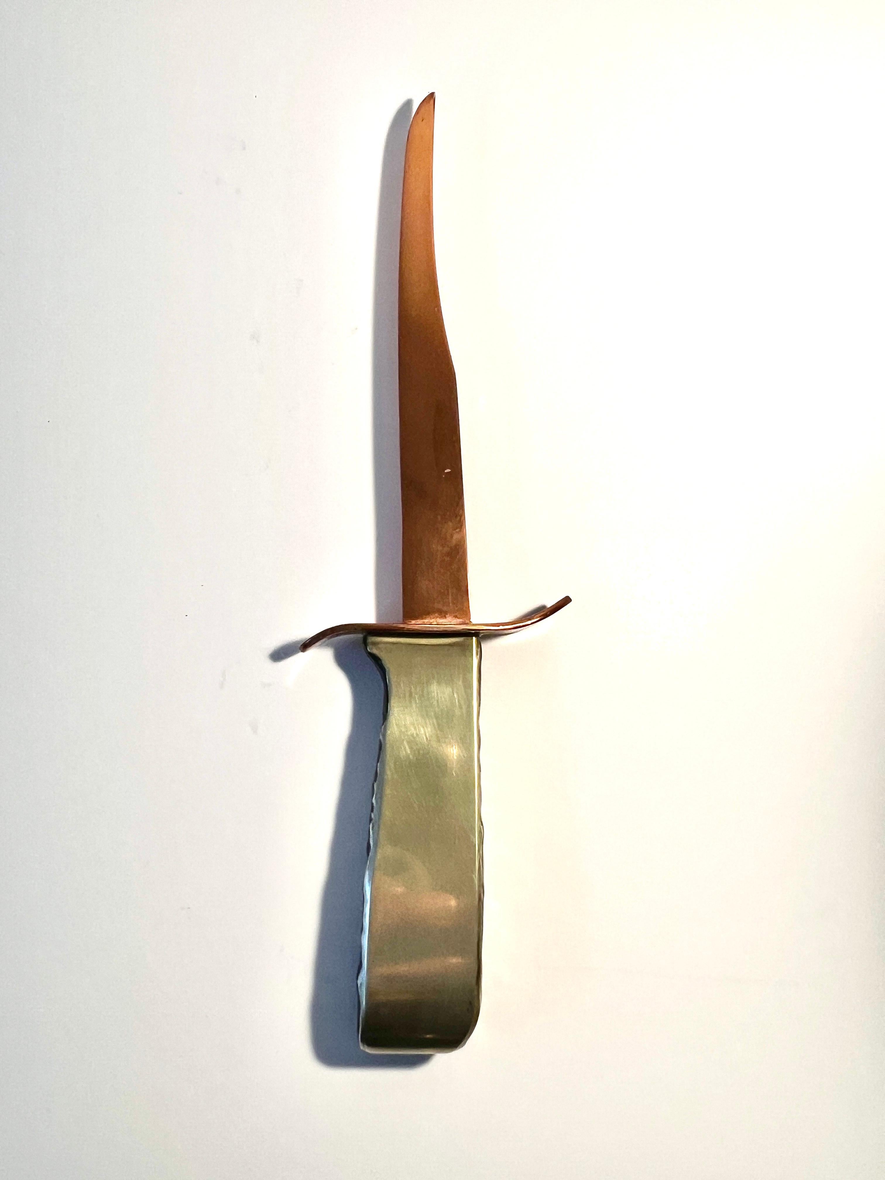 Ein einzigartiger und schöner Brieföffner - perfekt für jeden Schreibtisch oder Arbeitsplatz.  Der brillante Kontrast zwischen Messing und Bronze ist eine schöne Ergänzung für jeden Schreibtisch.

Handgefertigte Eleganz für beiläufige bis sehr