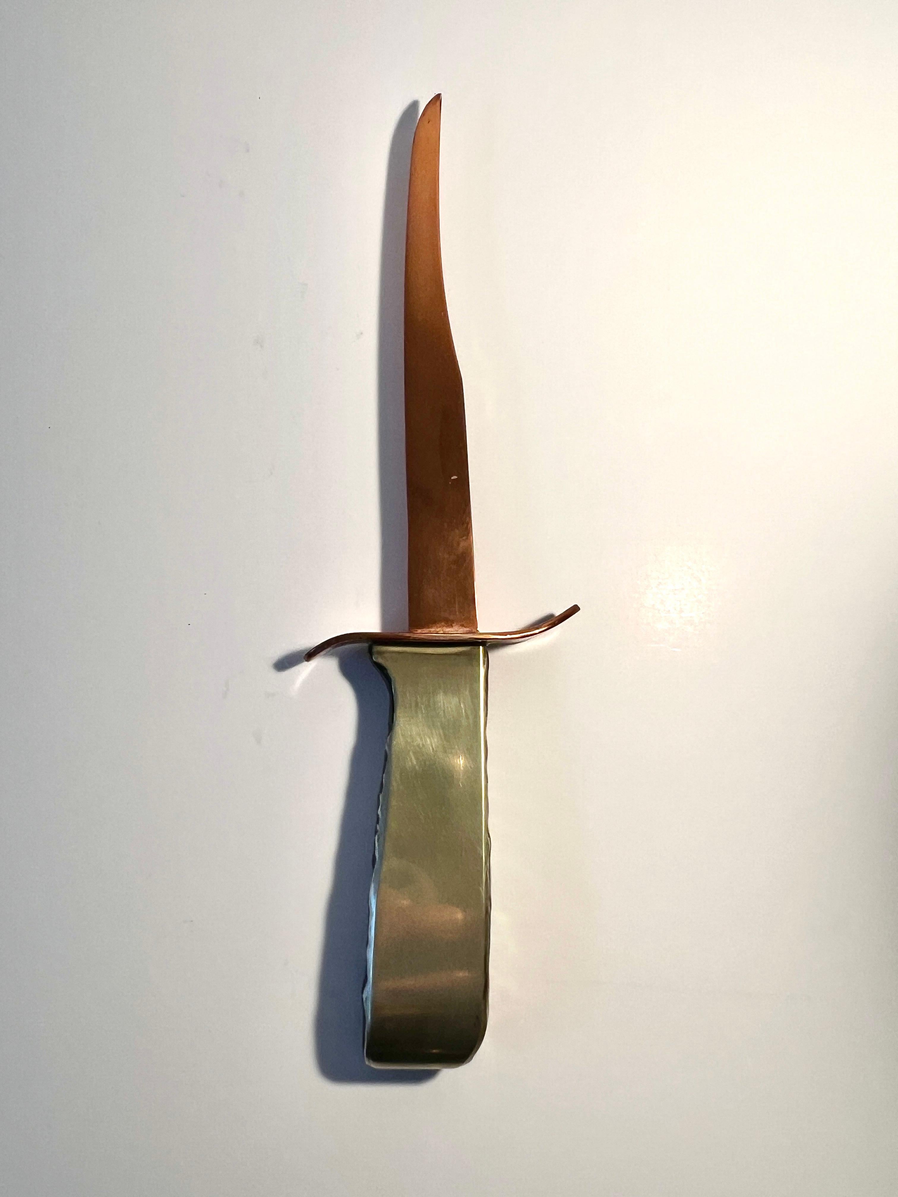 Brieföffner aus Kupfer und Messing mit gehämmertem Seitengriff (Organische Moderne) im Angebot