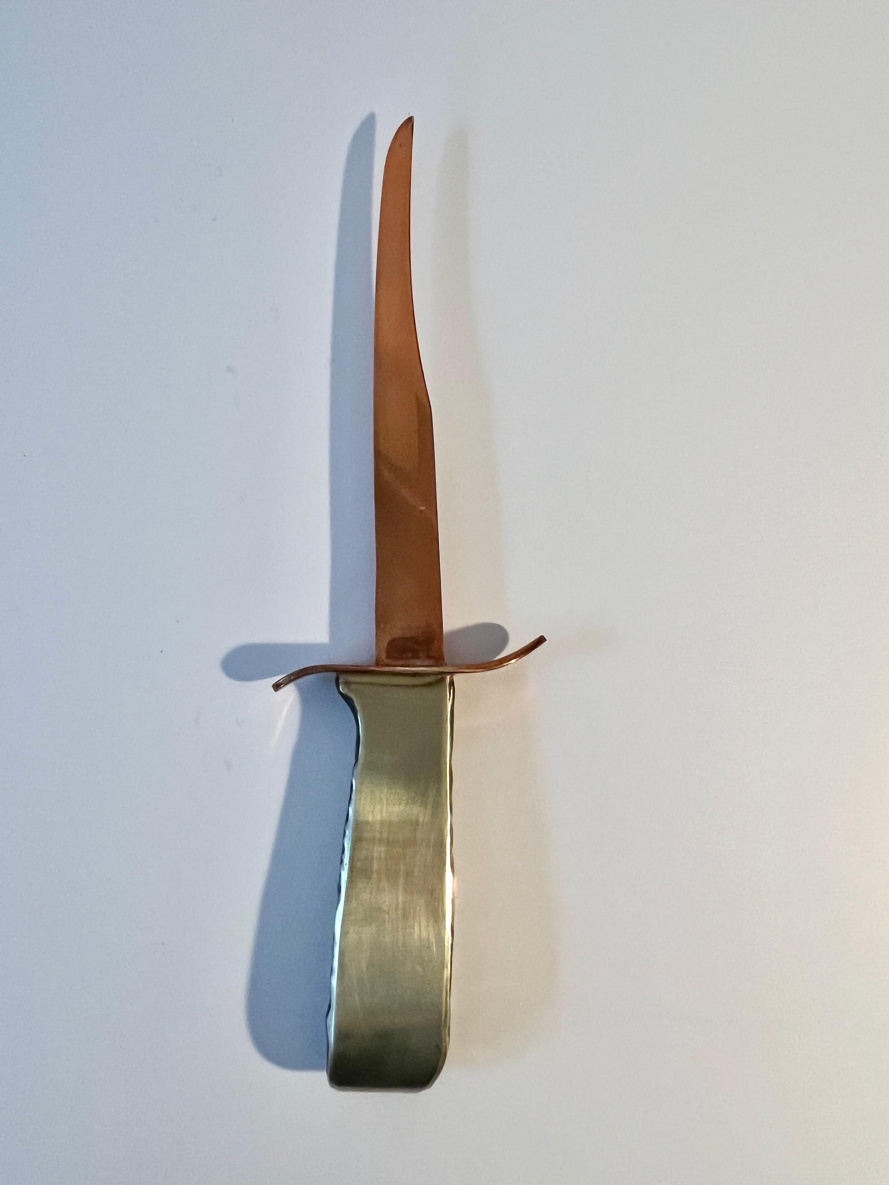 Brieföffner aus Kupfer und Messing mit gehämmertem Seitengriff (Gegossen) im Angebot