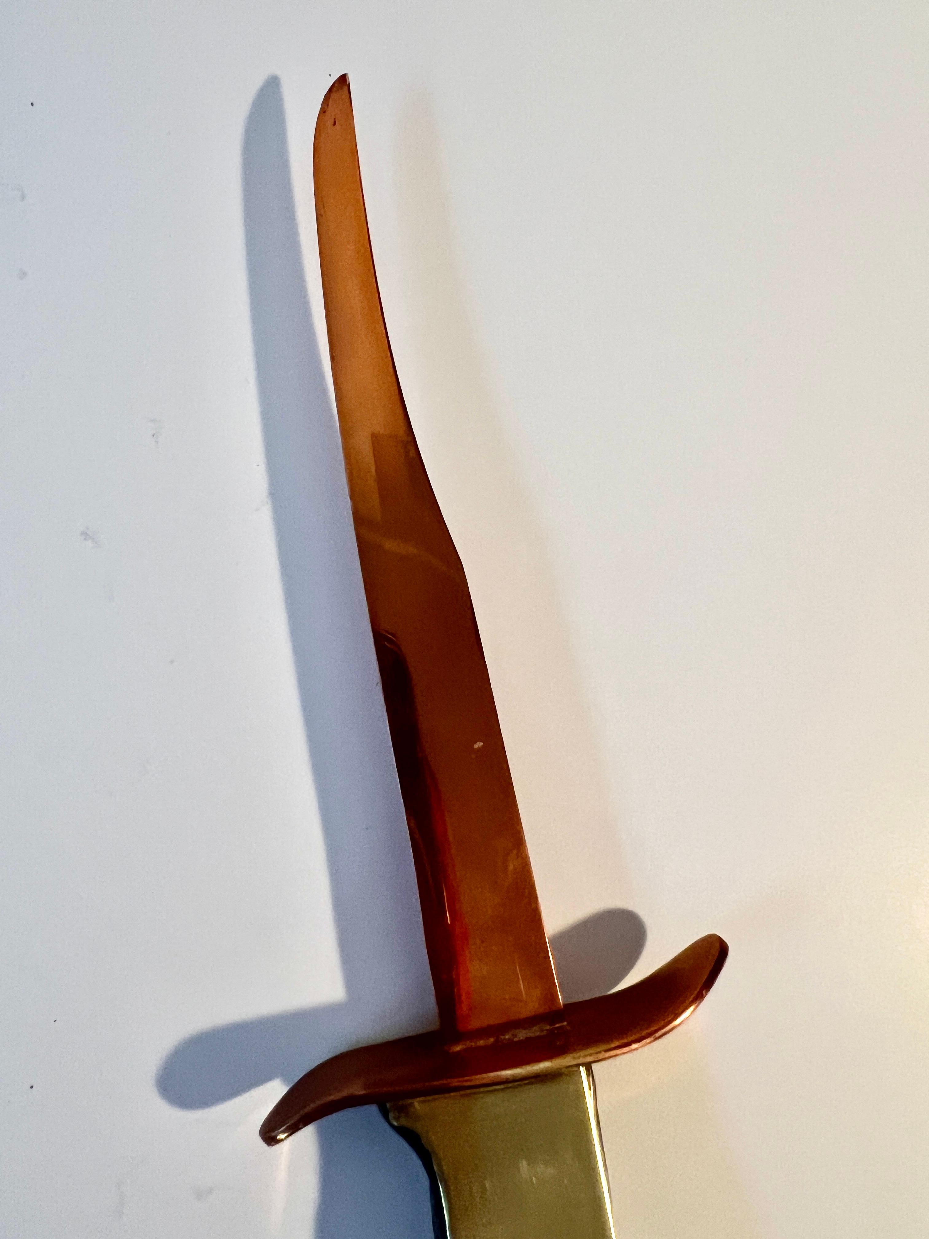 Brieföffner aus Kupfer und Messing mit gehämmertem Seitengriff (20. Jahrhundert) im Angebot