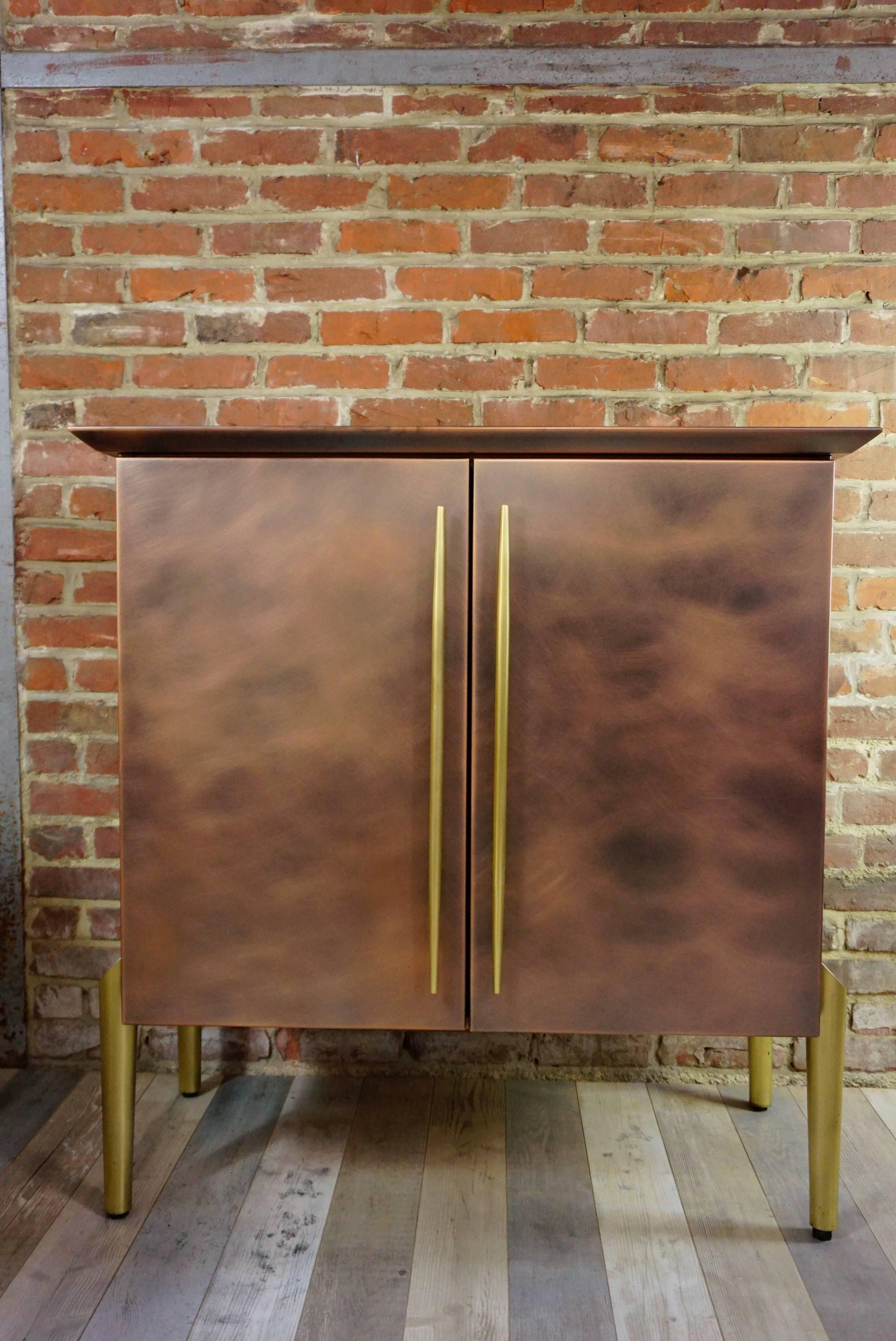Meuble de bar en laiton et laiton chromé Belgo : BC Design, mondialement et plus communément connu sous le nom de Belgo Chrome, était (la maison n'existe plus aujourd'hui) spécialisée dans la conception et la fabrication de meubles, d'ameublement et