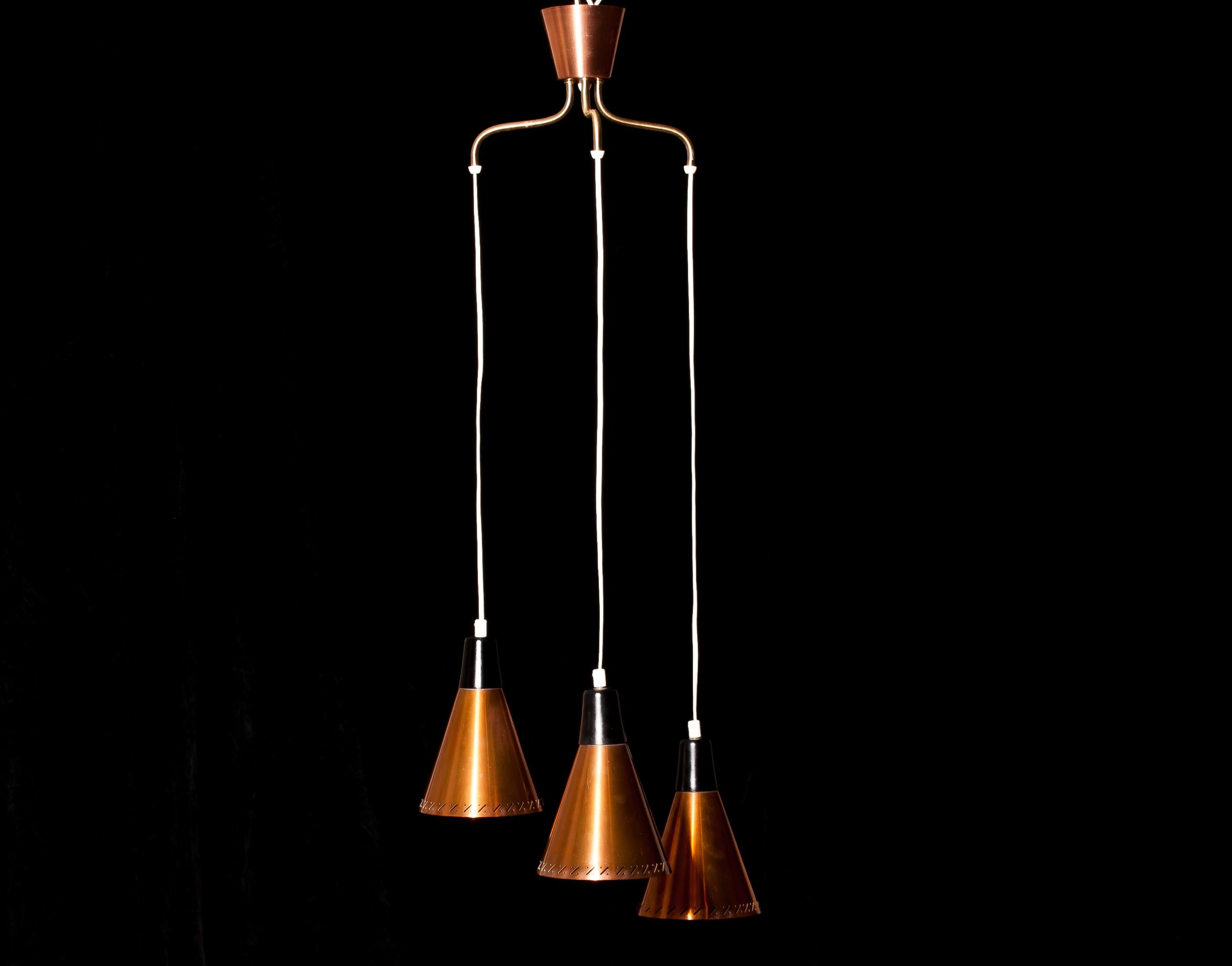 Beautiful lamp designed by Hans-Agne Jakobsson, Sweden.
This pendant is made of three perforated copper shades with brass details.
It is adjustable in height.
The lamp is in a very nice condition.
Period 1950s.
Dimensions: H 117 cm, ø 45.