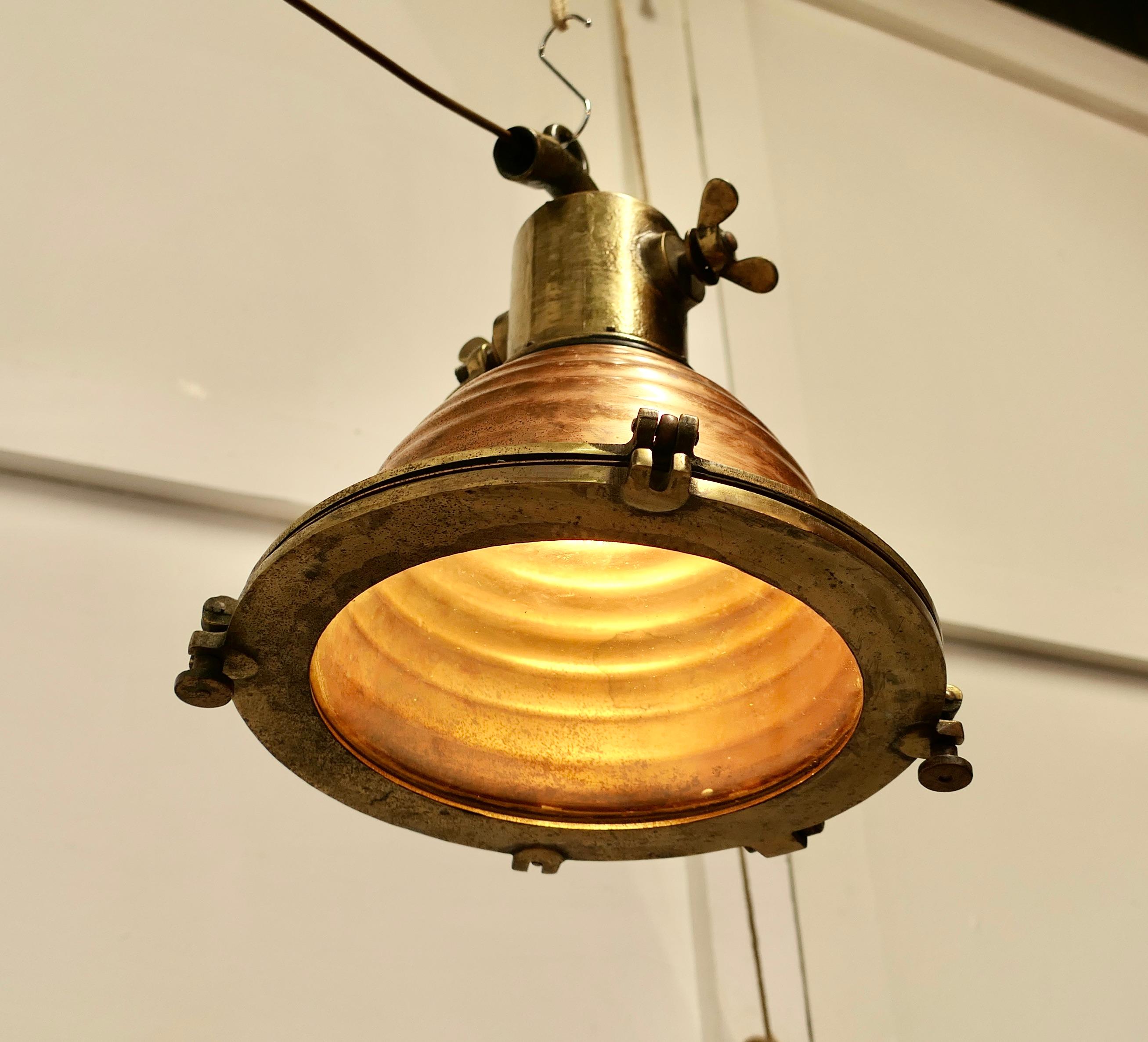 Cuivre Lampe de recherche ou spot nautique vintage en cuivre et laiton      en vente