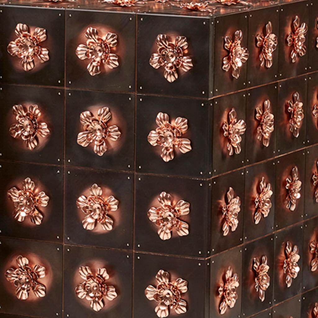 Zeitgenössisches Sideboard aus Kupfer und brüniertem Stahl in Grande Rosette von Egg Designs (Furnier) im Angebot