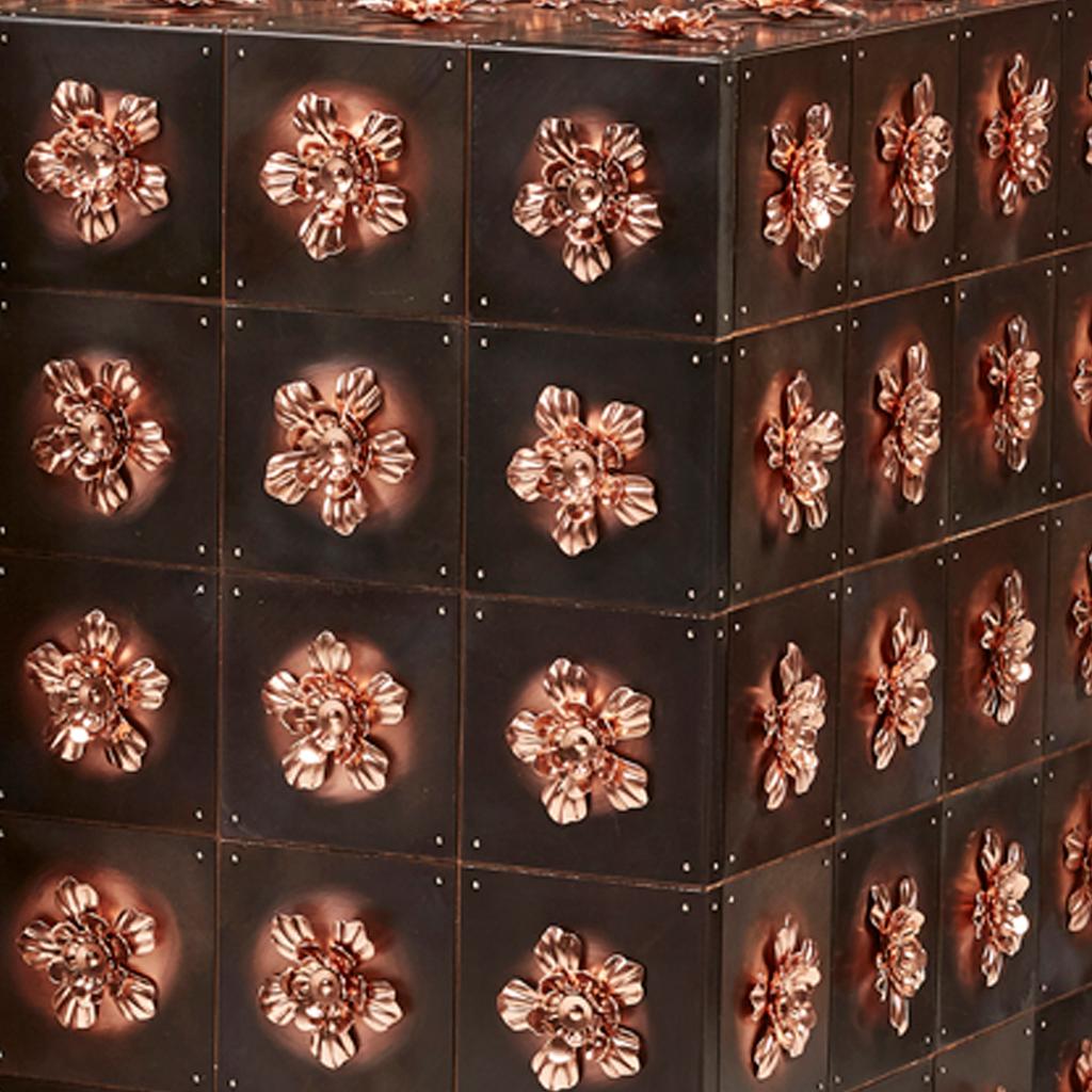 Placcato Credenza contemporanea Grande Rosette in rame e acciaio brunito di Egg Designs in vendita