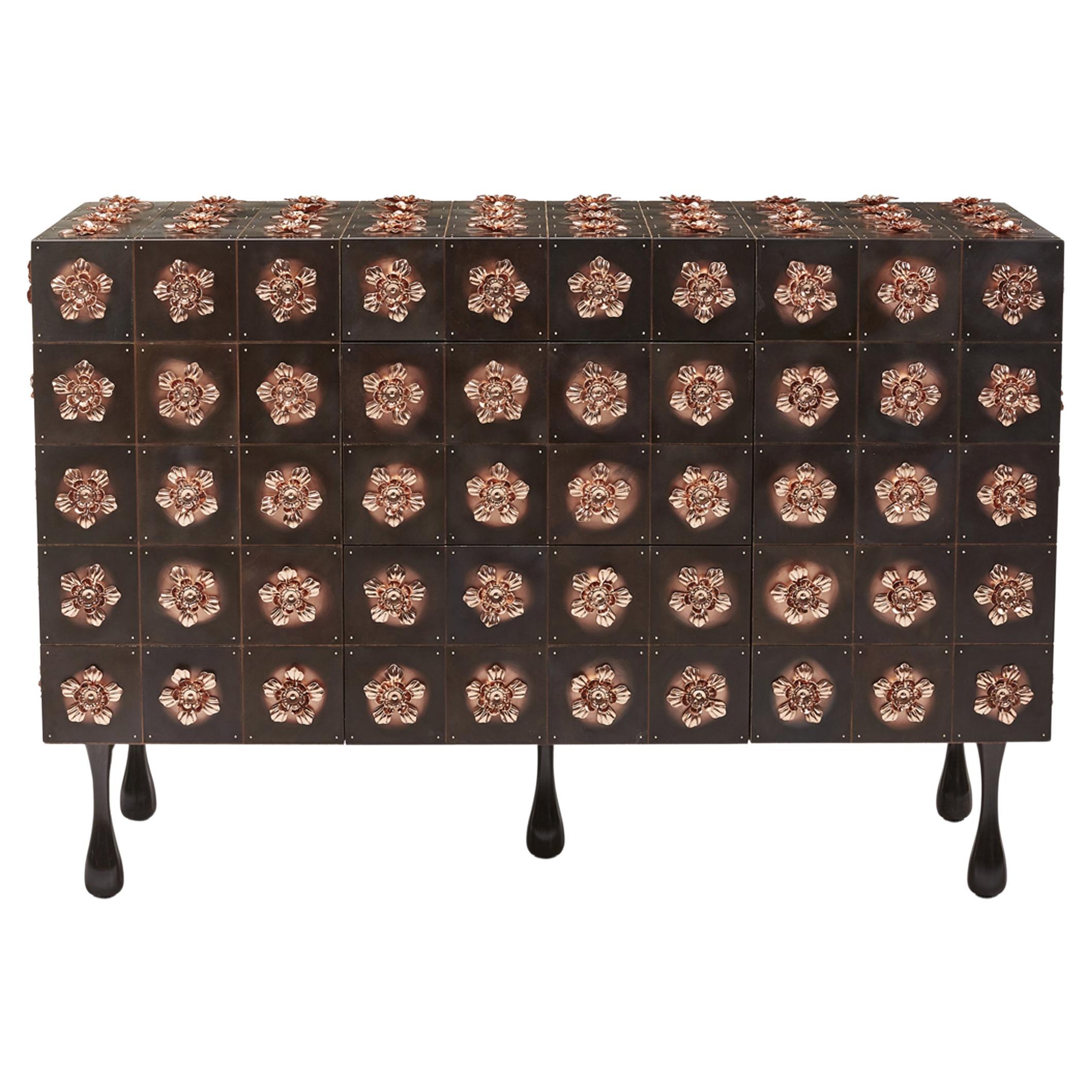 Credenza contemporanea con rosette in rame e acciaio brunito di Egg Designs in vendita