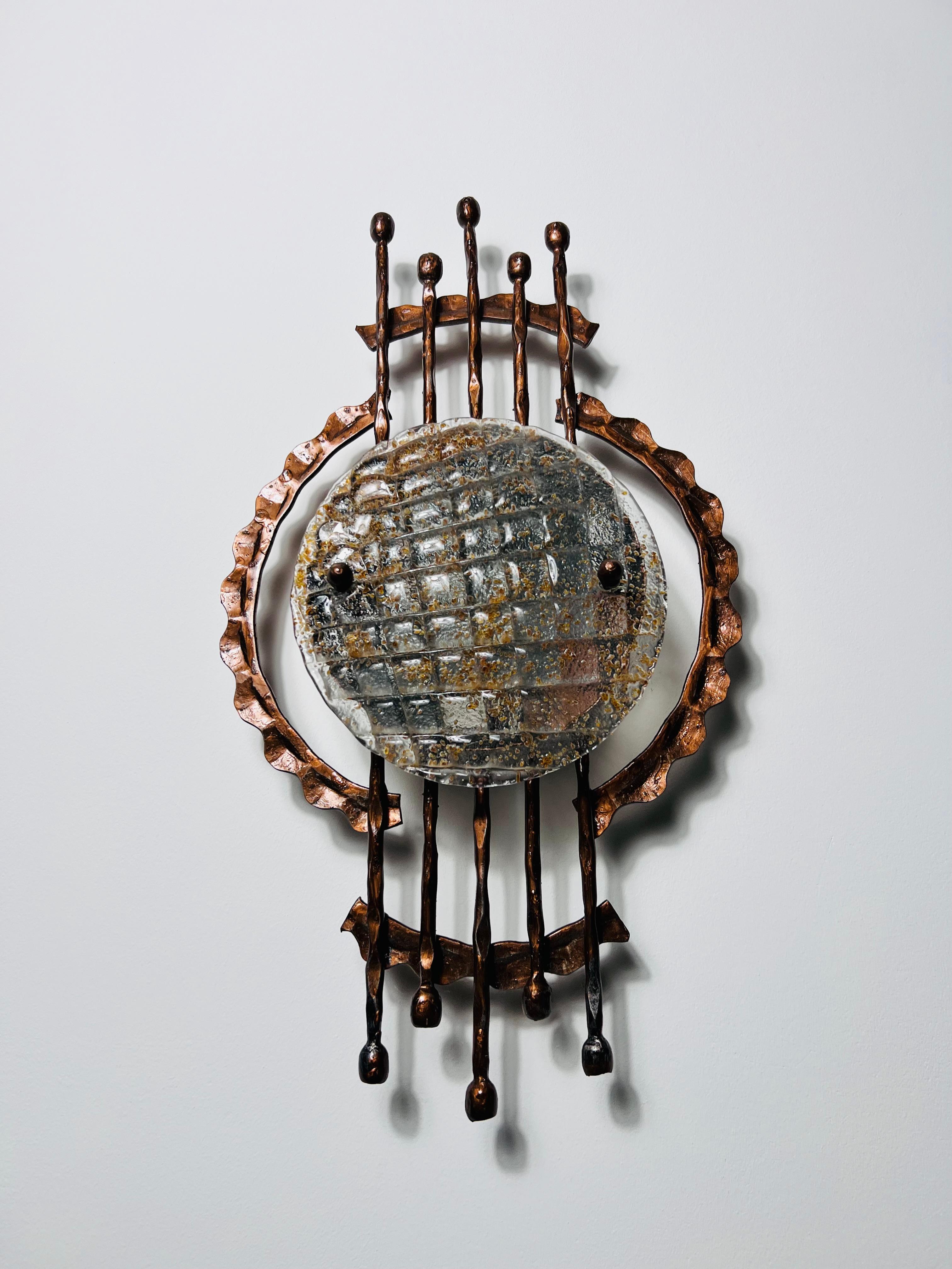 Lámpara de pared Brutalista de cobre y cristal, Alemania, años 70 Alemán en venta