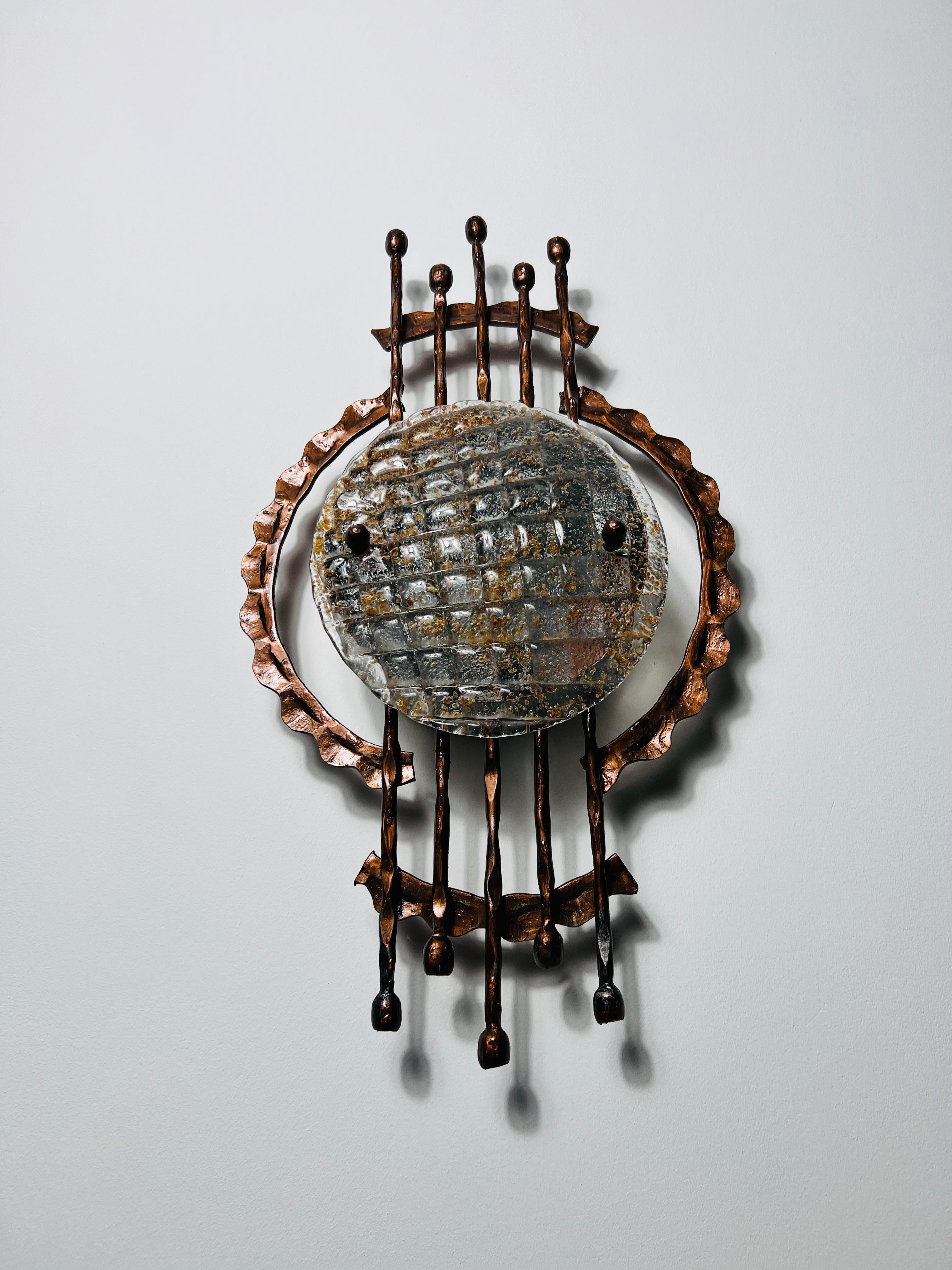 Lámpara de pared Brutalista de cobre y cristal, Alemania, años 70 Hecho a mano en venta