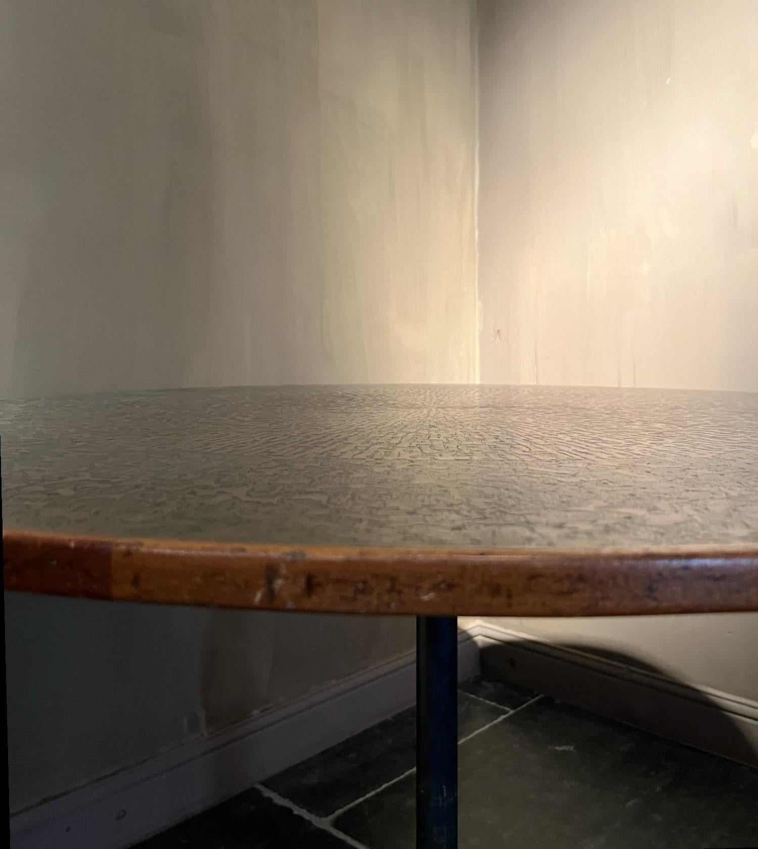 Runder Tisch aus Kupfer und Eisen aus der Mitte des Jahrhunderts im Zustand „Gut“ im Angebot in Vosselaar, BE