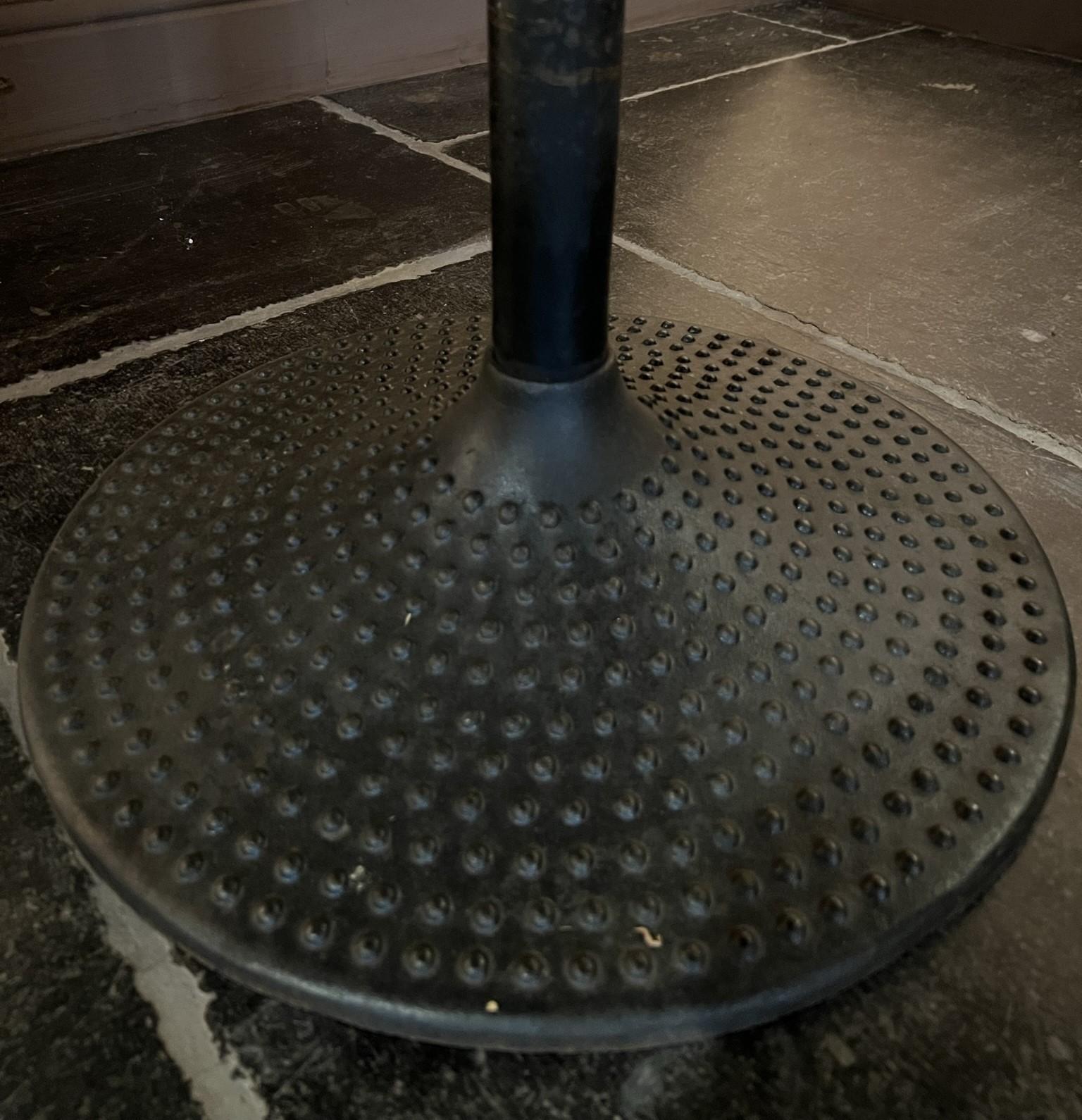 Runder Tisch aus Kupfer und Eisen aus der Mitte des Jahrhunderts (Mitte des 20. Jahrhunderts) im Angebot