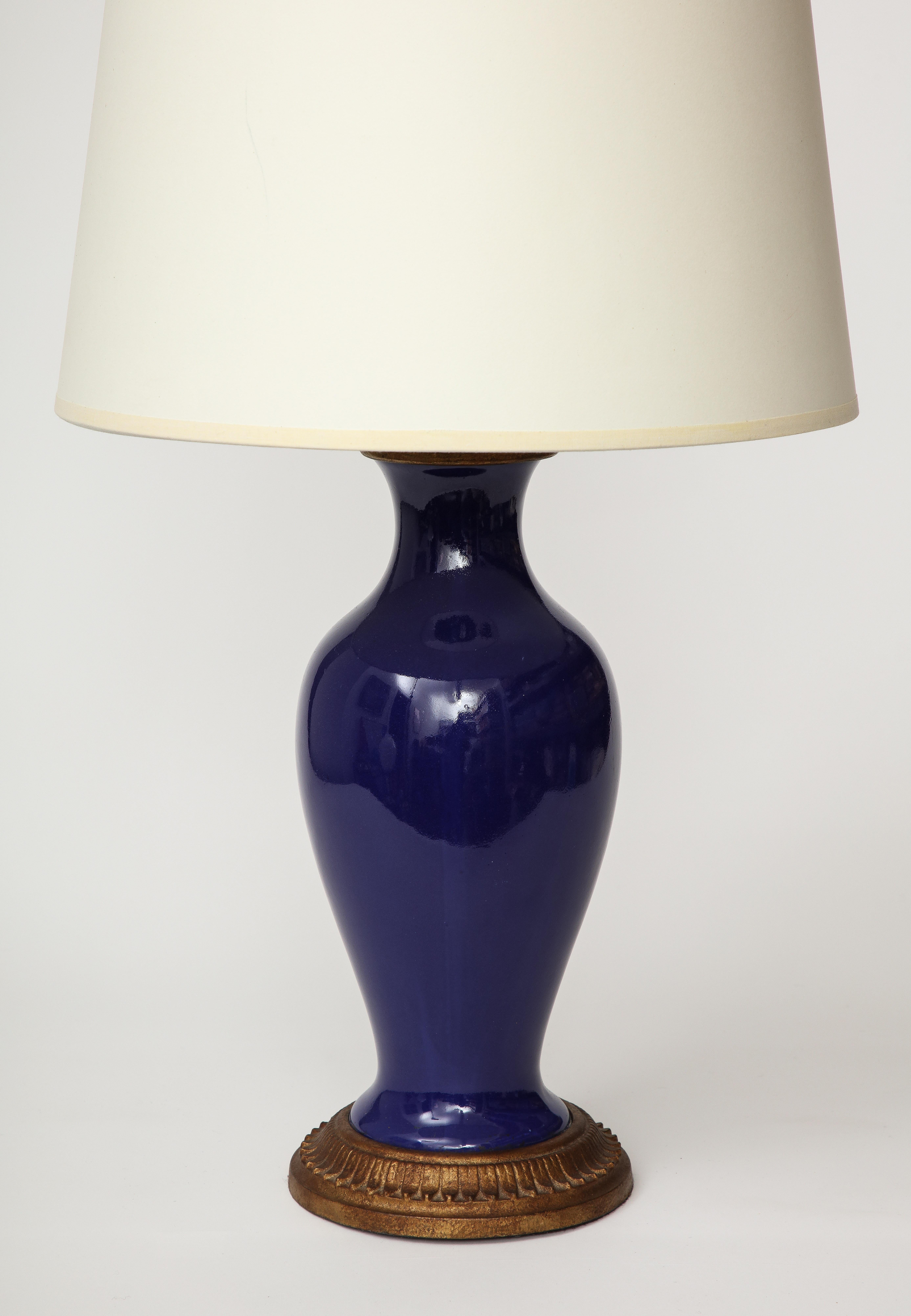 Lampe de bureau en cuivre et émail bleu lapis, 20e siècle Excellent état - En vente à New York City, NY