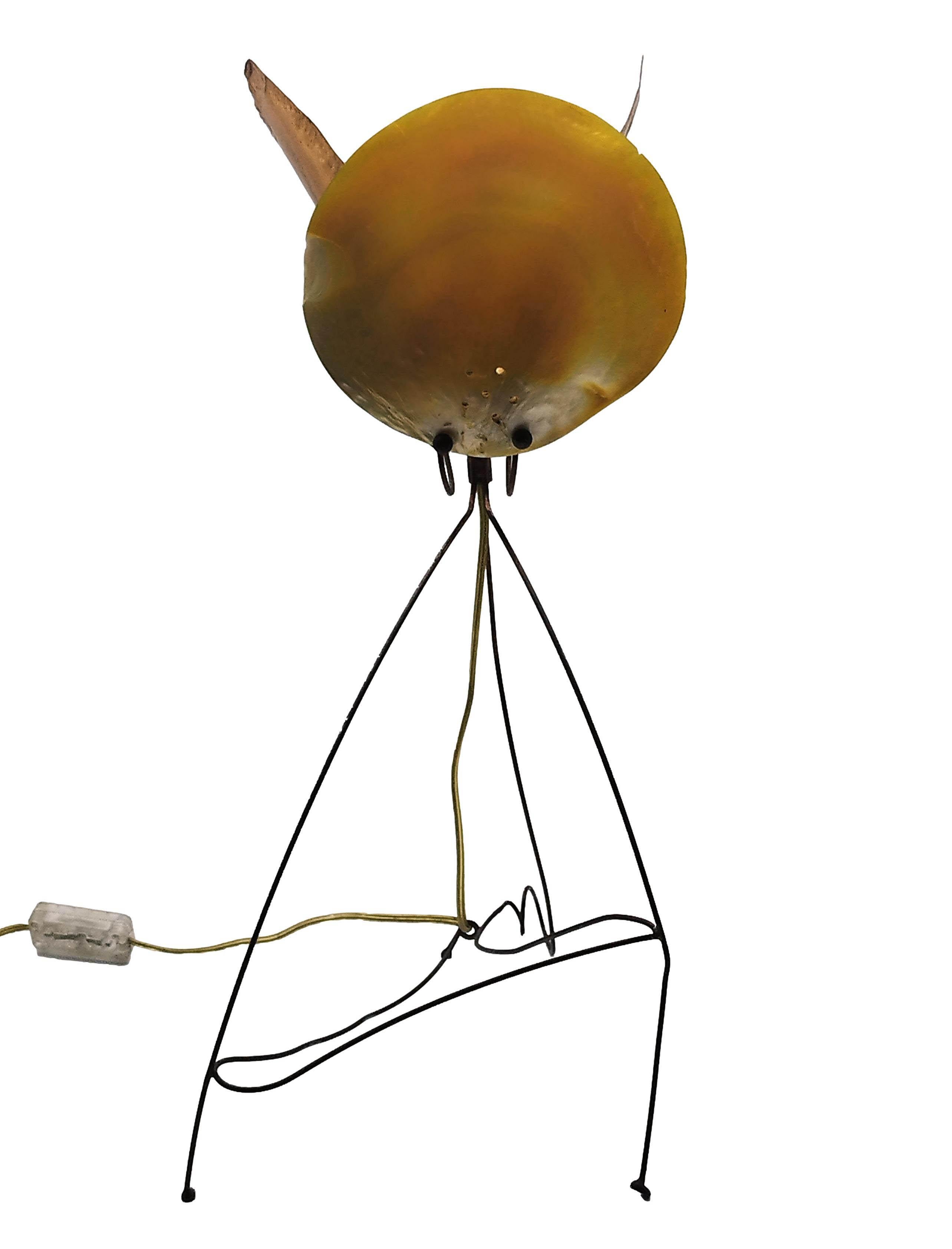 Eine einzigartige und originelle Tischlampe mit einem dreibeinigen Fuß aus dünnem Eisen und einer blumenförmigen Lampenfassung. Die Blume ist aus Kupfer und Perlmutt gefertigt. 