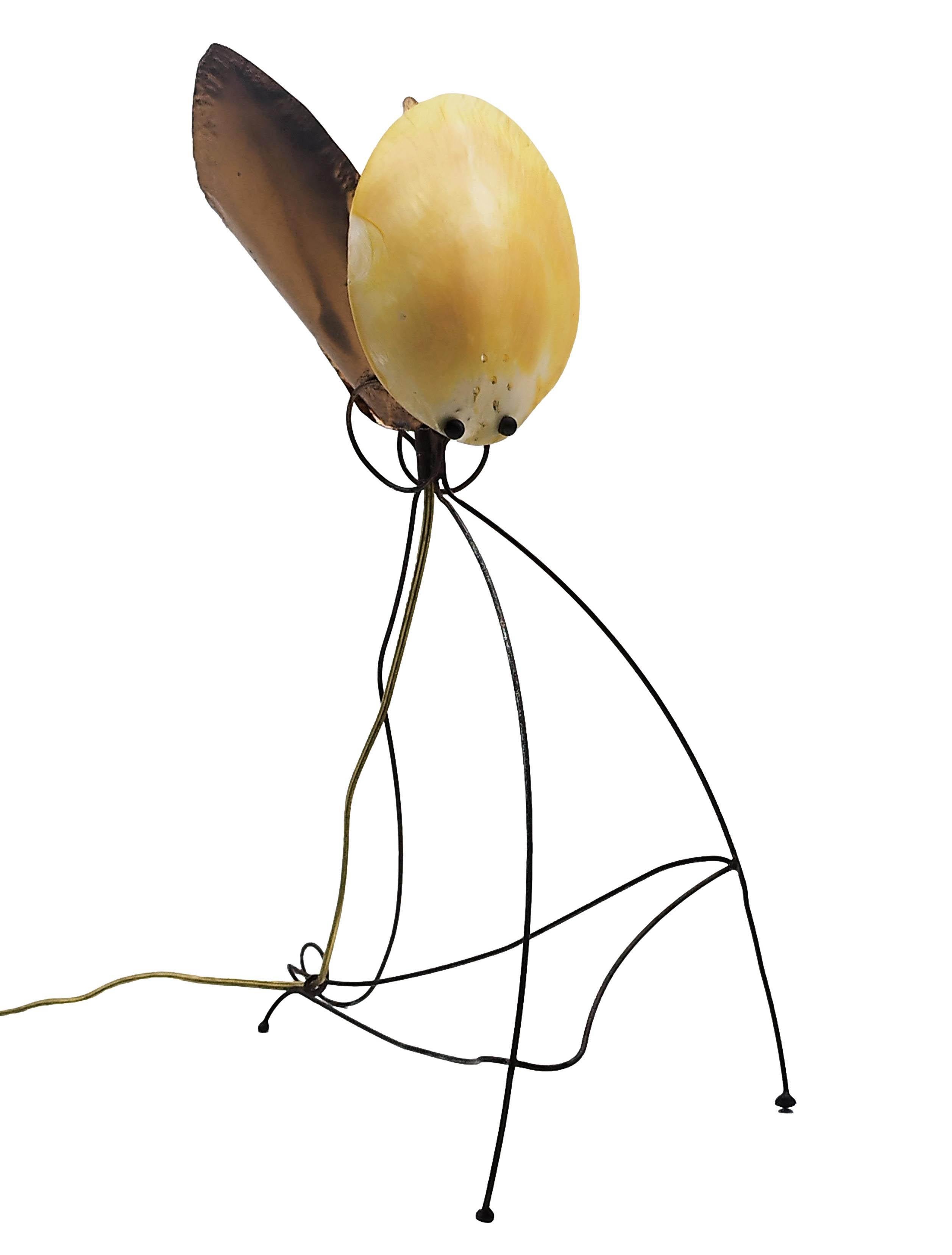 Tischlampe in Blumenform aus Kupfer und Perlmutt, Italien 1970er Jahre (Moderne der Mitte des Jahrhunderts) im Angebot