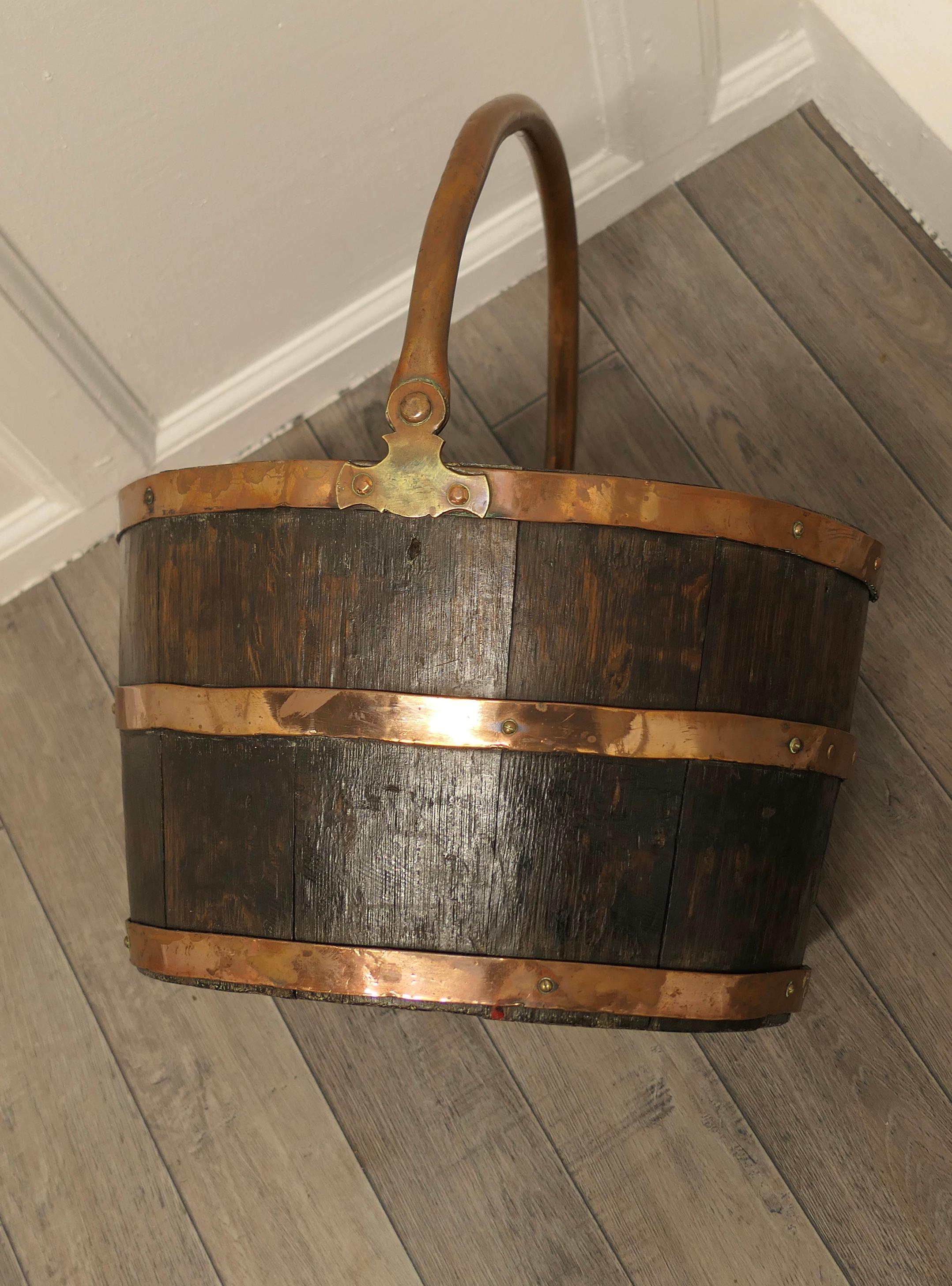 Copper and Oak Bucket for Coal or Logs In Good Condition For Sale In Chillerton, Isle of Wight