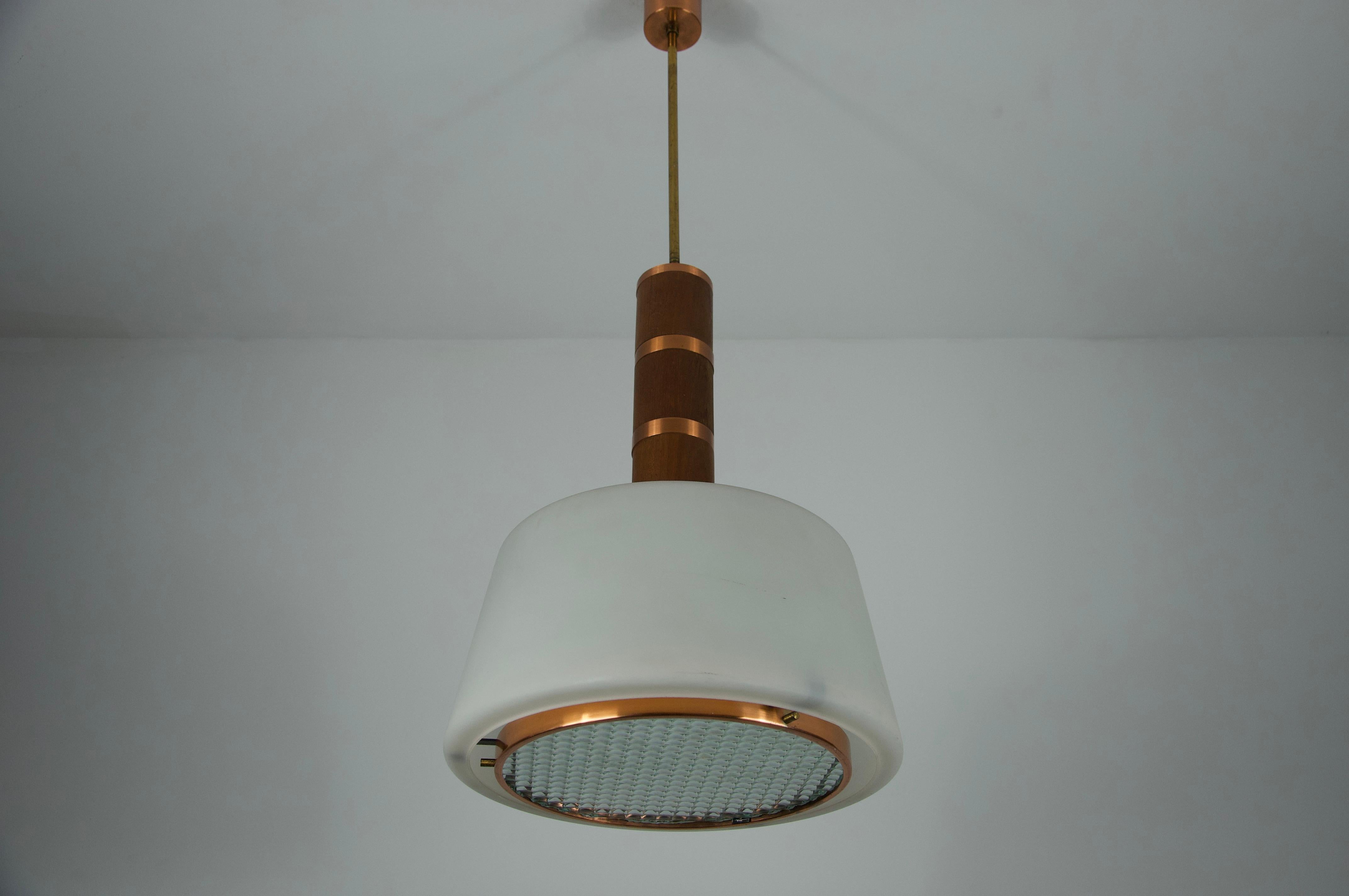 Lampada a sospensione in rame e vetro opalino, anni '60, Italia in vendita 5