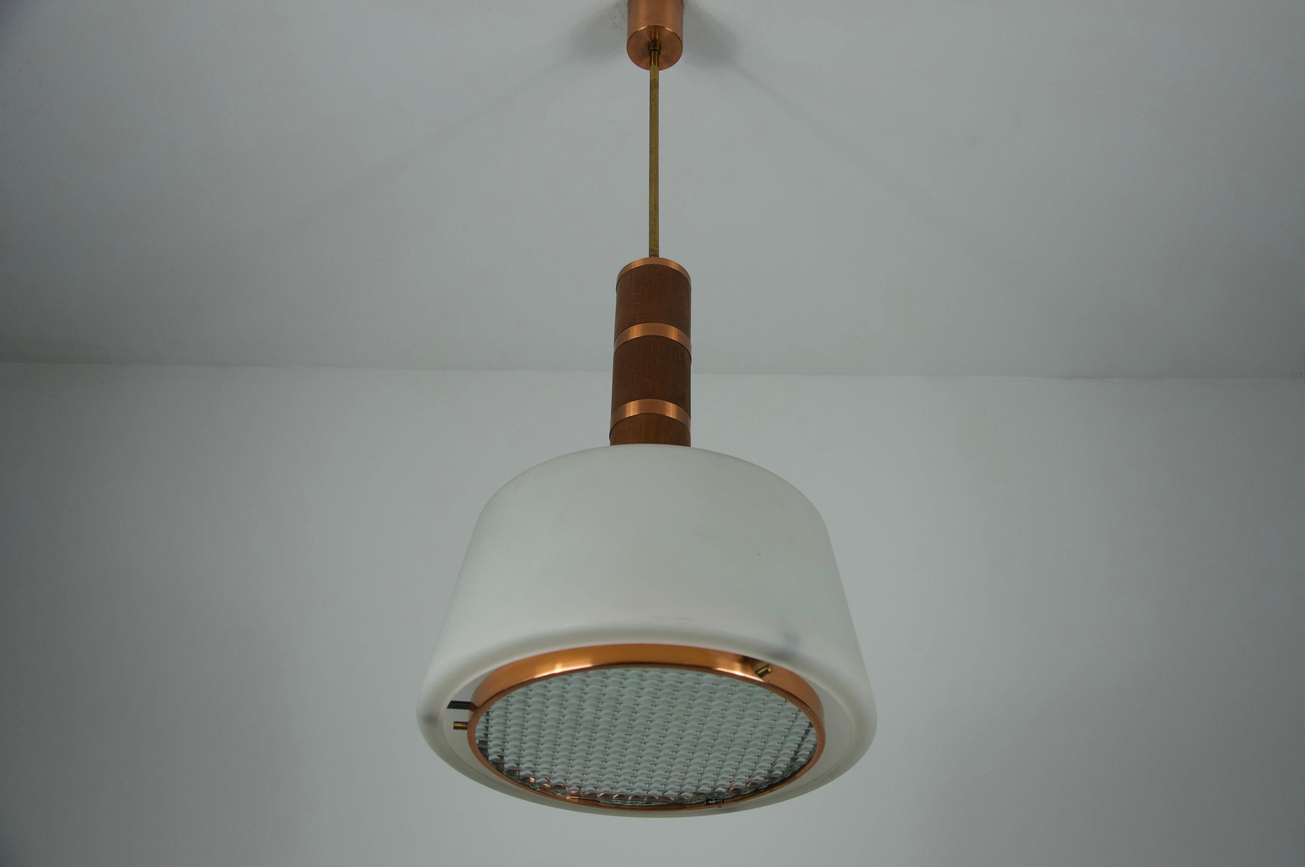Lampada a sospensione in rame e vetro opalino, anni '60, Italia in vendita 6