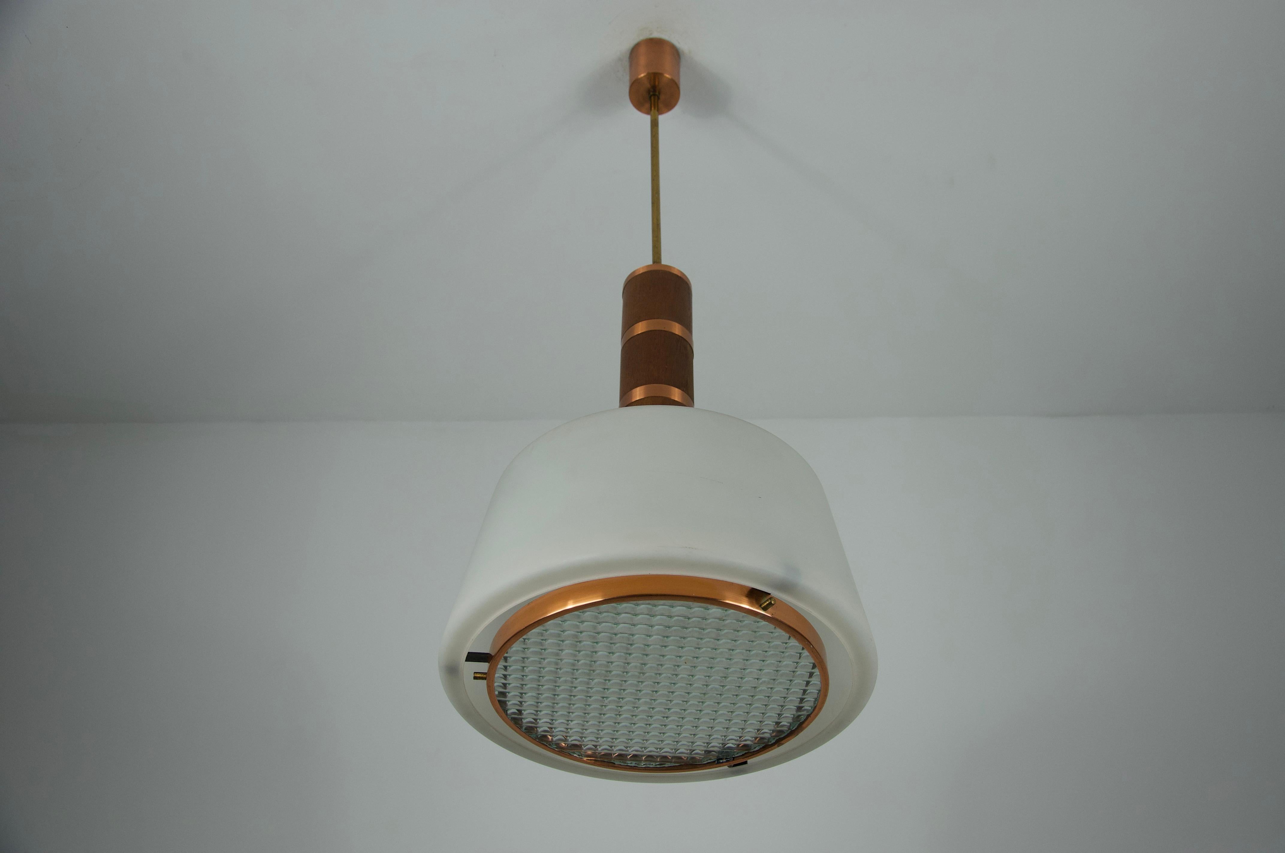 Lampada a sospensione in rame e vetro opalino, anni '60, Italia in vendita 7