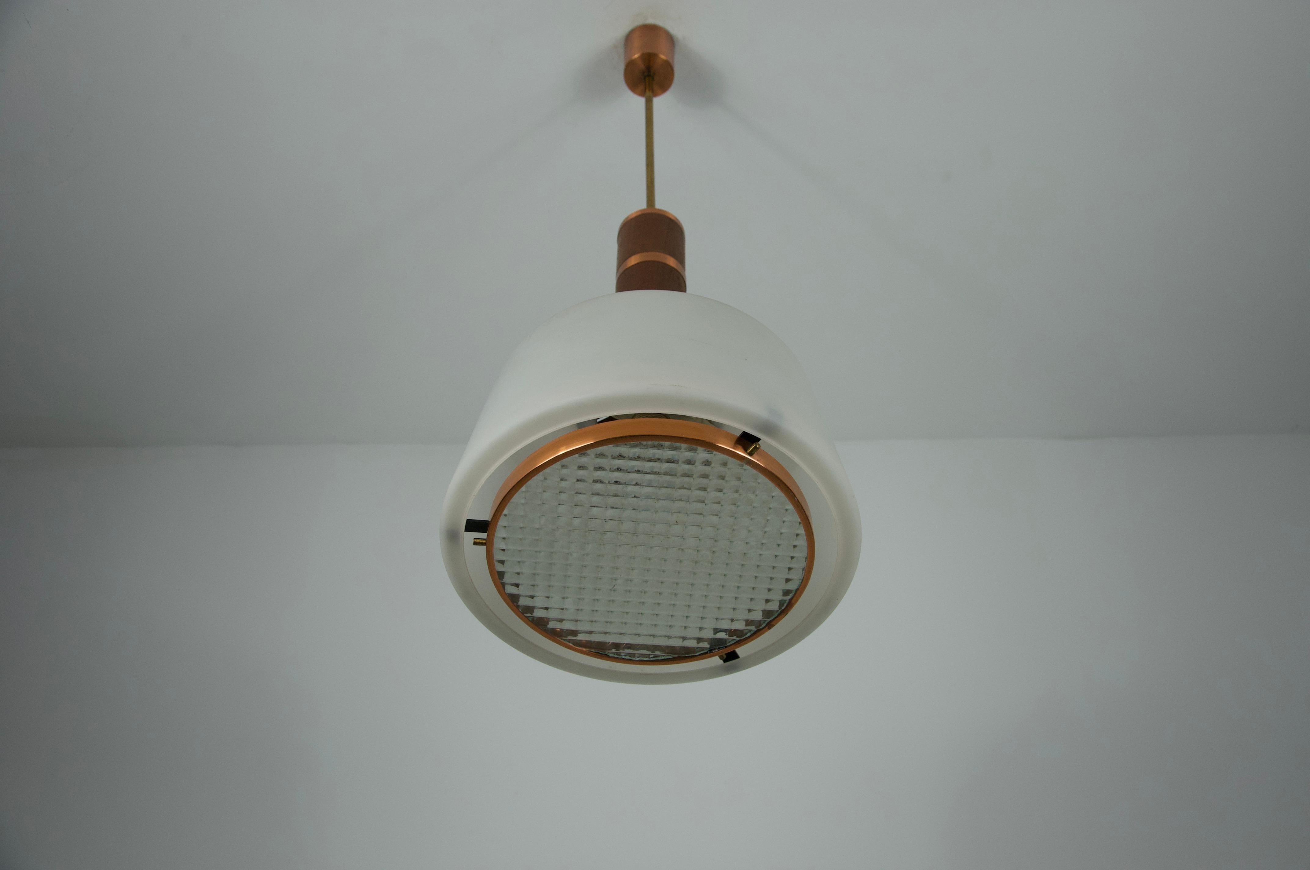 Lampada a sospensione in rame e vetro opalino, anni '60, Italia in vendita 8