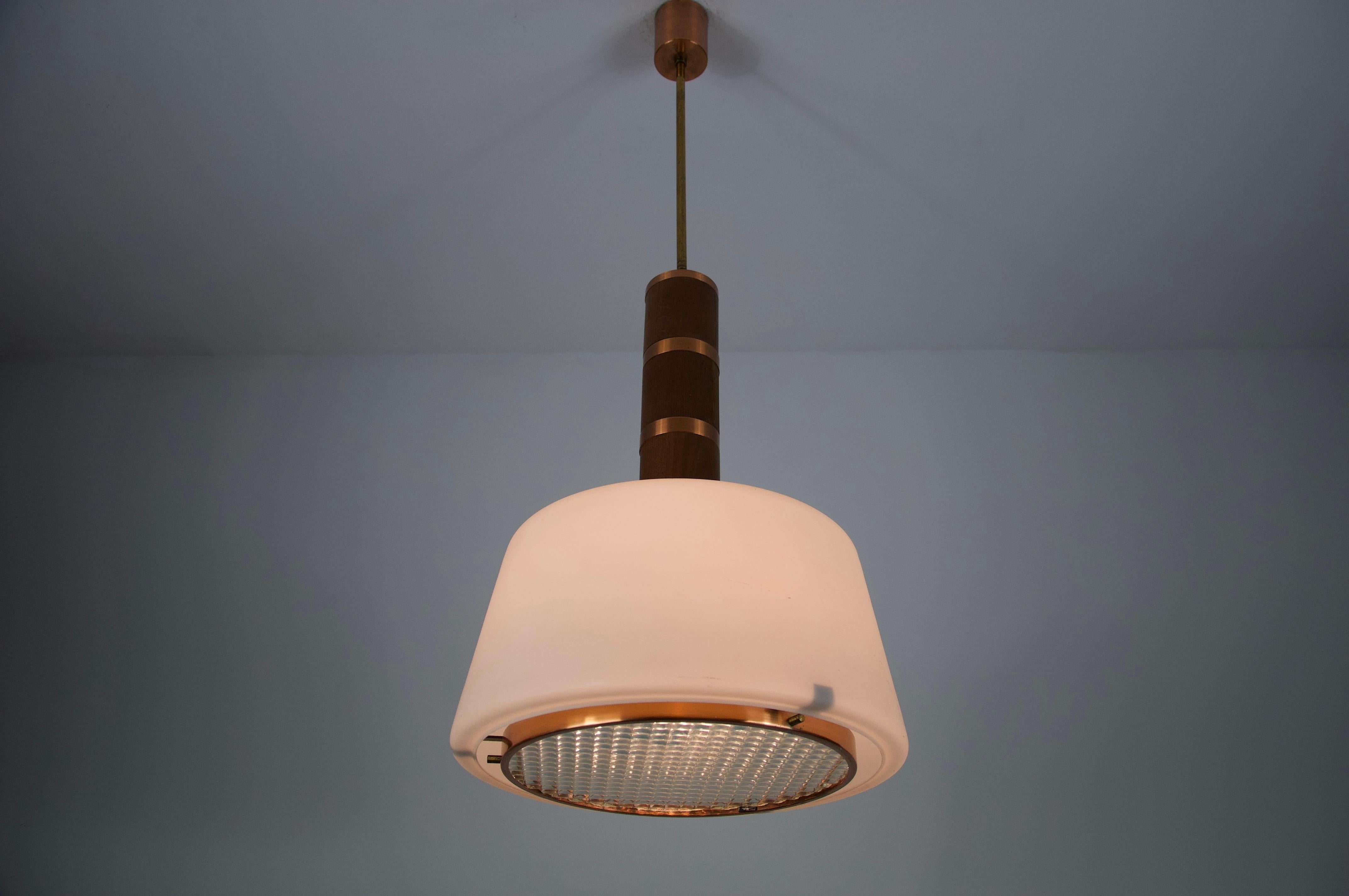 Mid-Century moderno Lampada a sospensione in rame e vetro opalino, anni '60, Italia in vendita