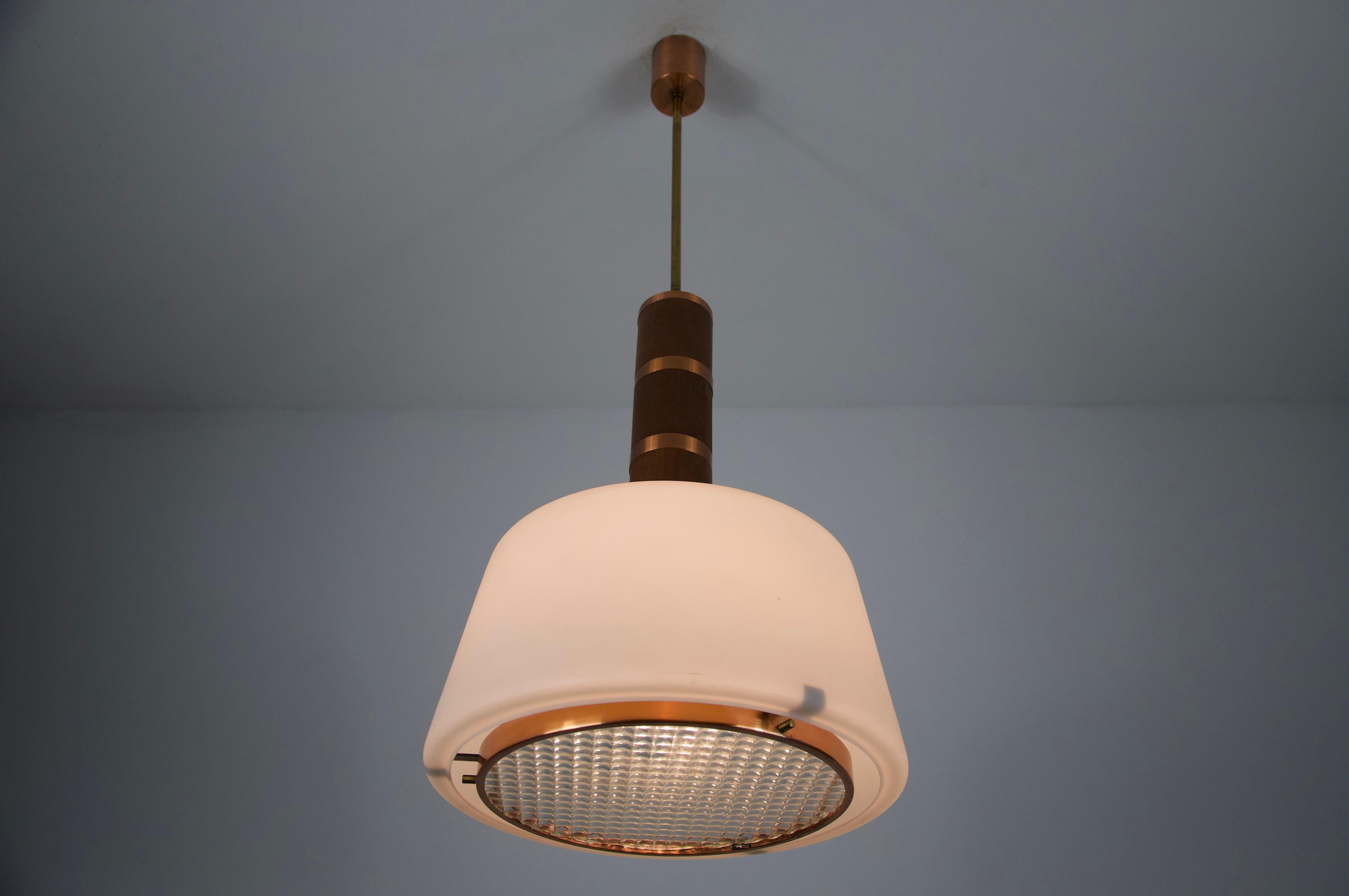 Italiano Lampada a sospensione in rame e vetro opalino, anni '60, Italia in vendita