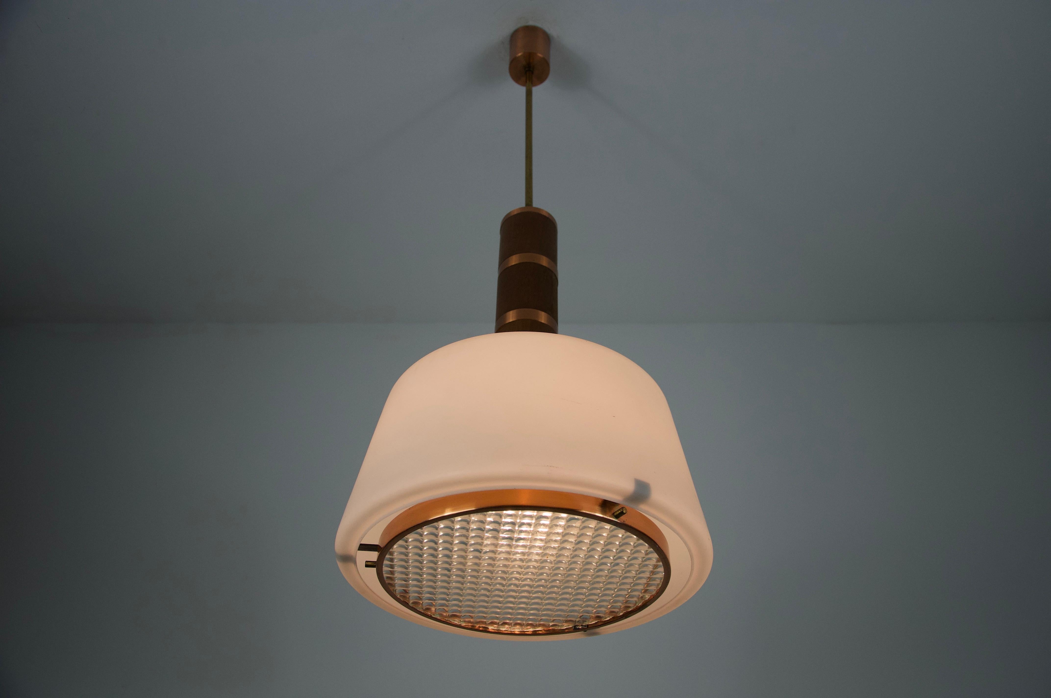Lampada a sospensione in rame e vetro opalino, anni '60, Italia In condizioni buone in vendita a Hagenbach, DE