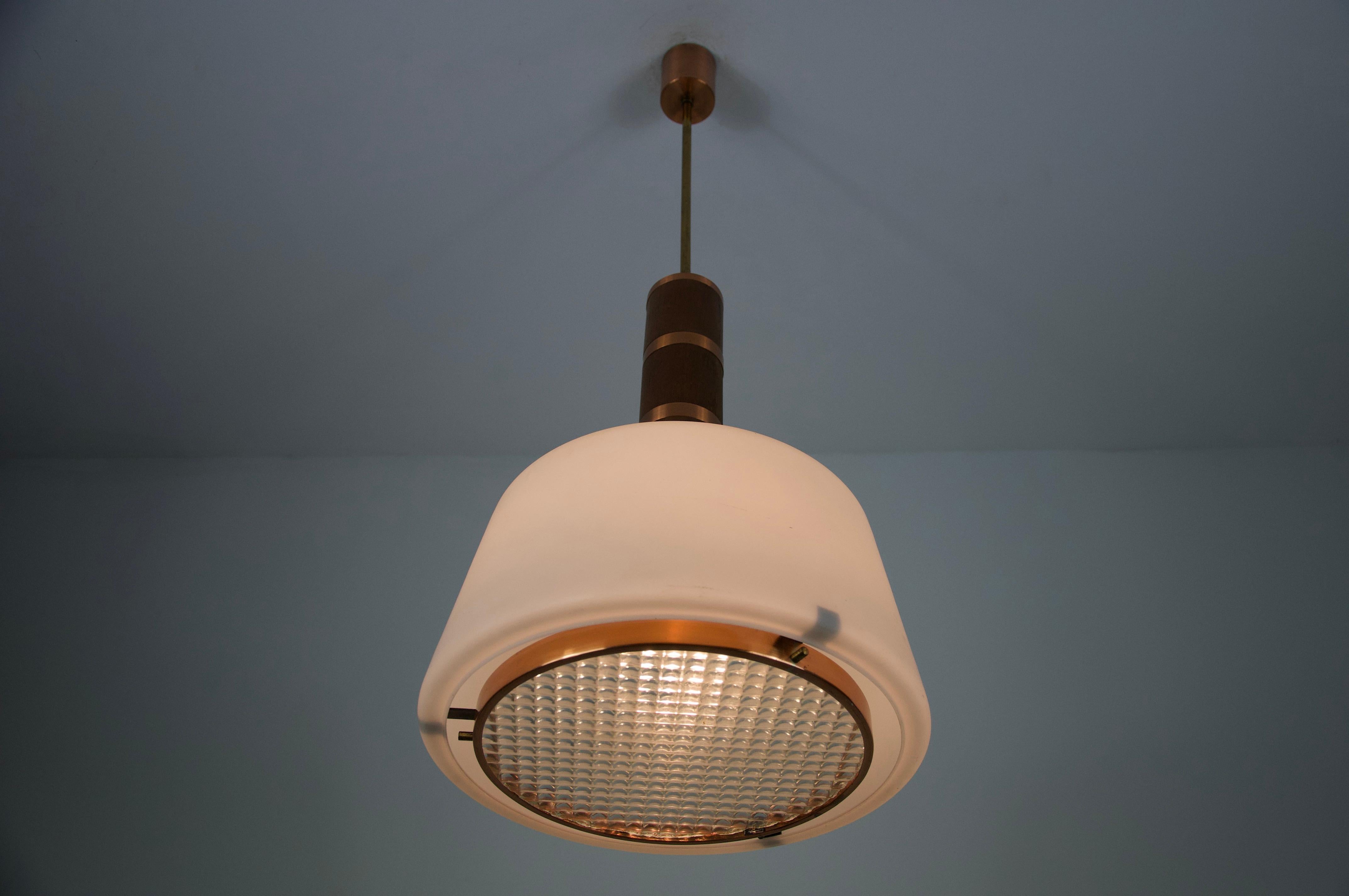 Metà XX secolo Lampada a sospensione in rame e vetro opalino, anni '60, Italia in vendita