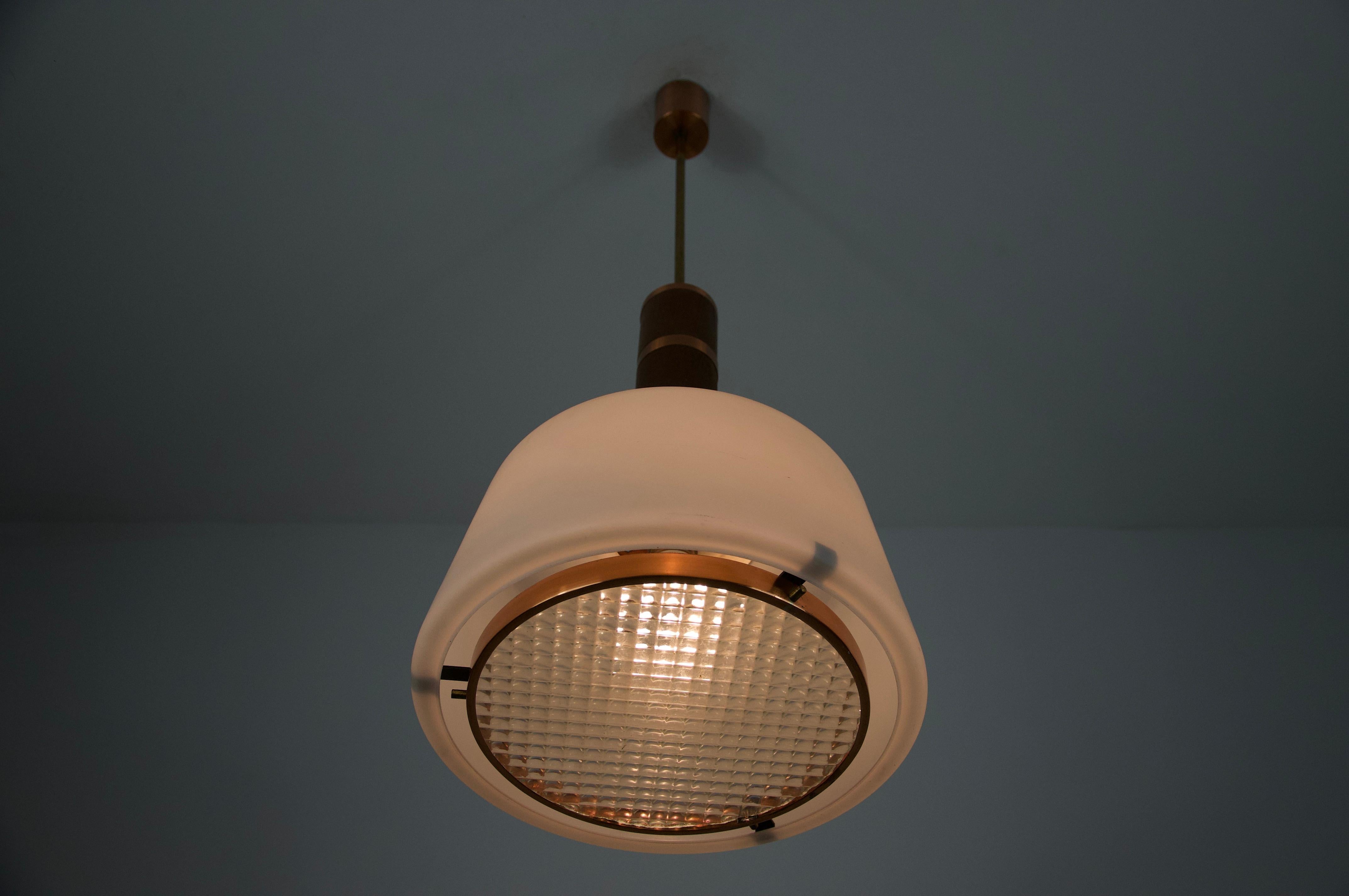 Metallo Lampada a sospensione in rame e vetro opalino, anni '60, Italia in vendita