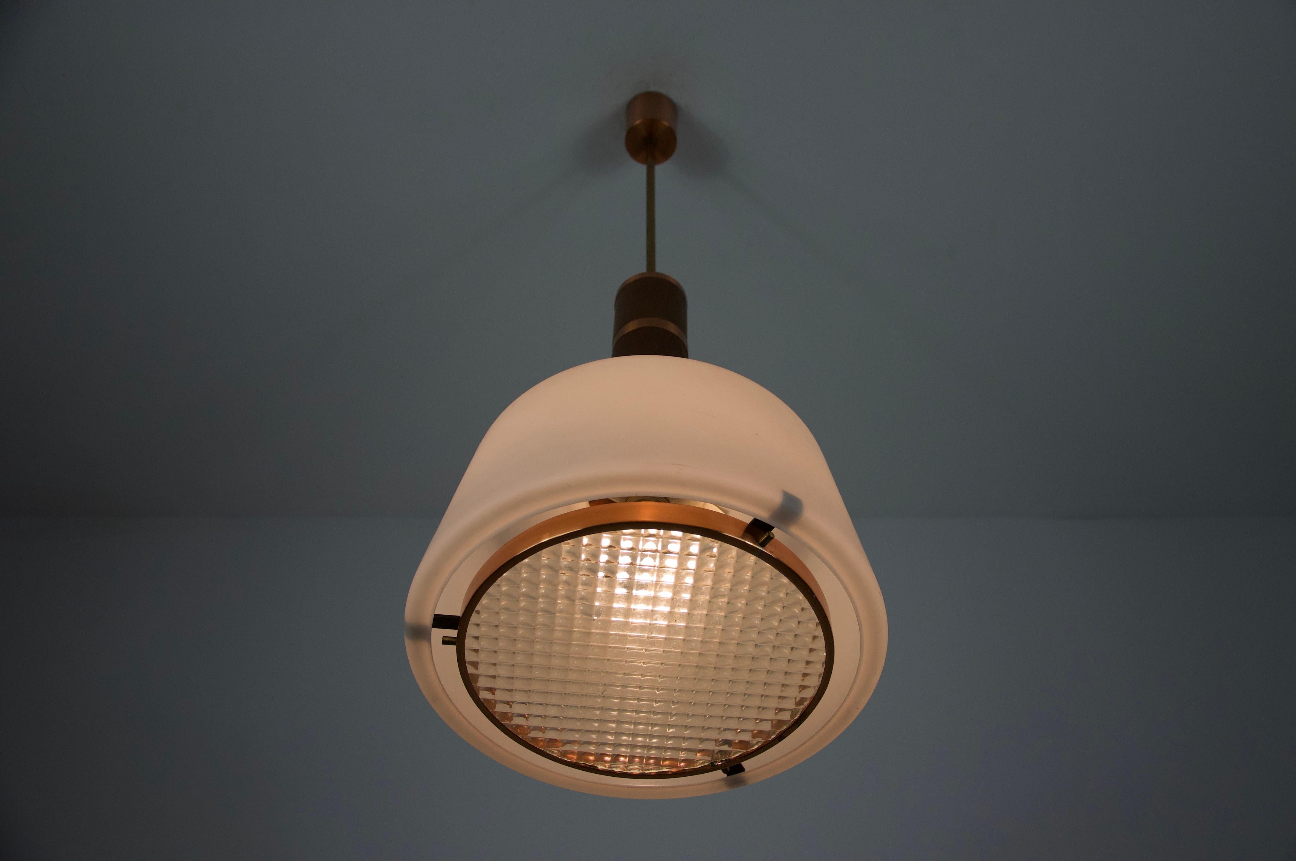 Lampada a sospensione in rame e vetro opalino, anni '60, Italia in vendita 1