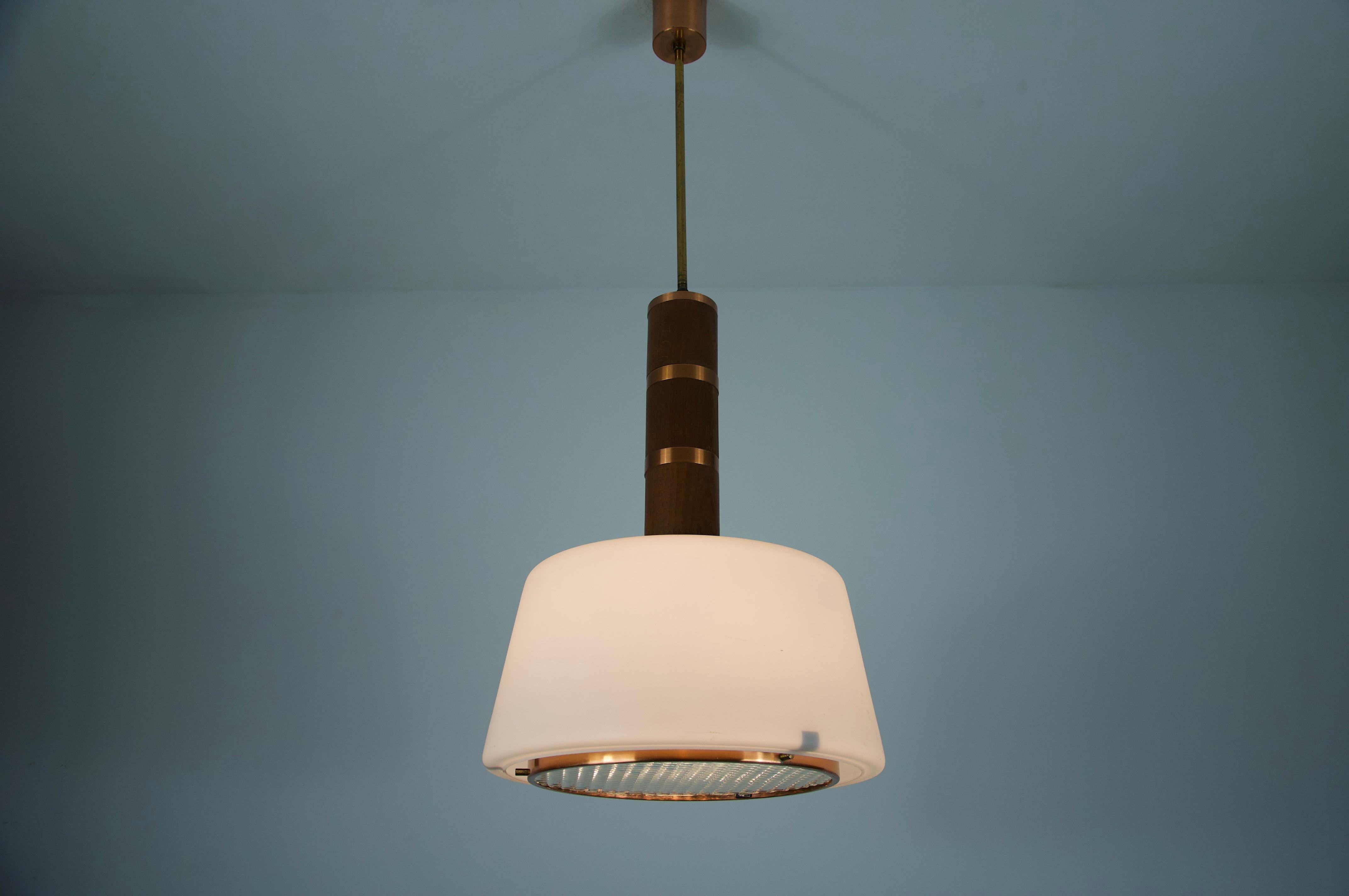 Lampada a sospensione in rame e vetro opalino, anni '60, Italia in vendita 2