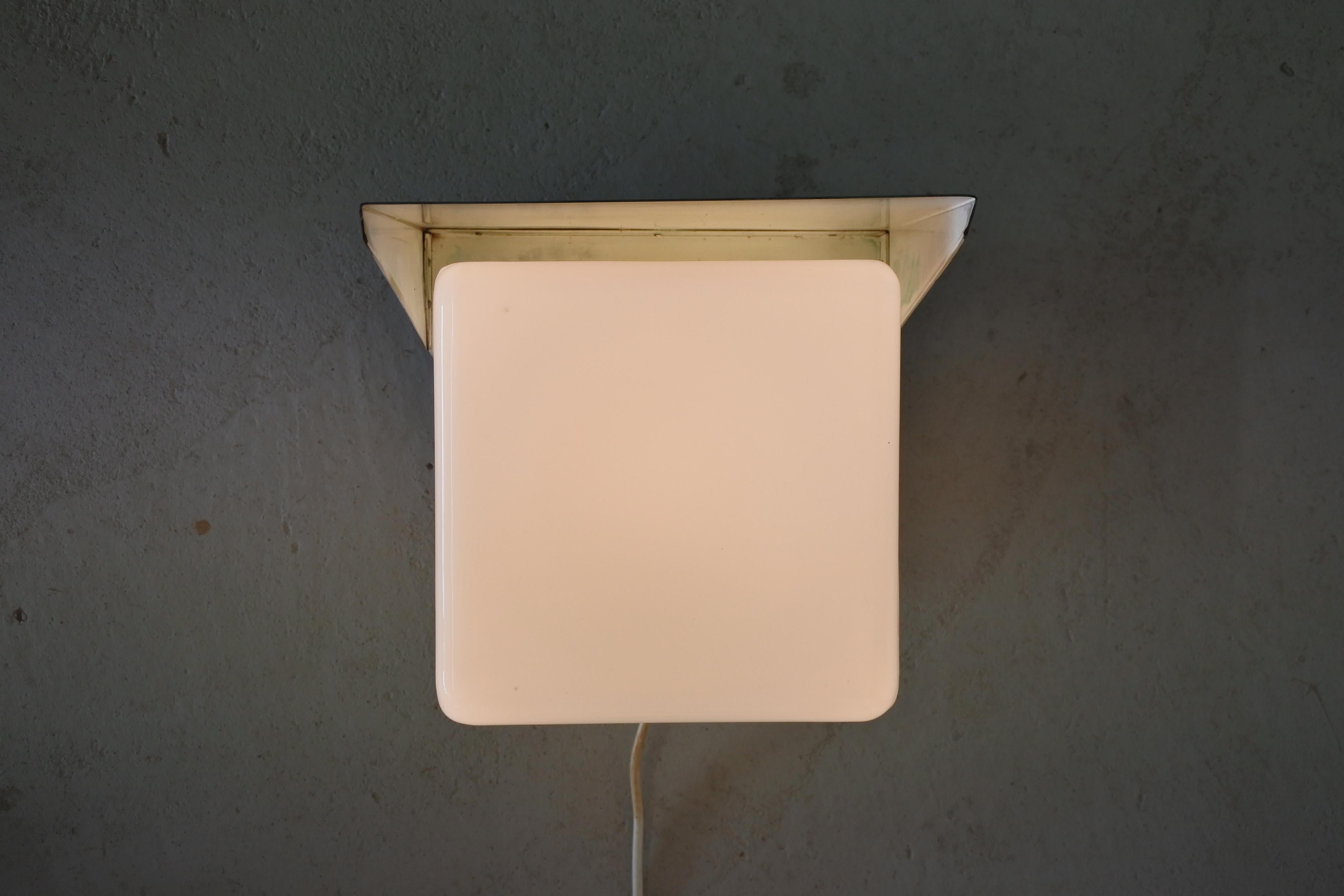 Lámpara de pared de cobre y cristal opalino de Itsu, Finlandia, años 50 en venta 1