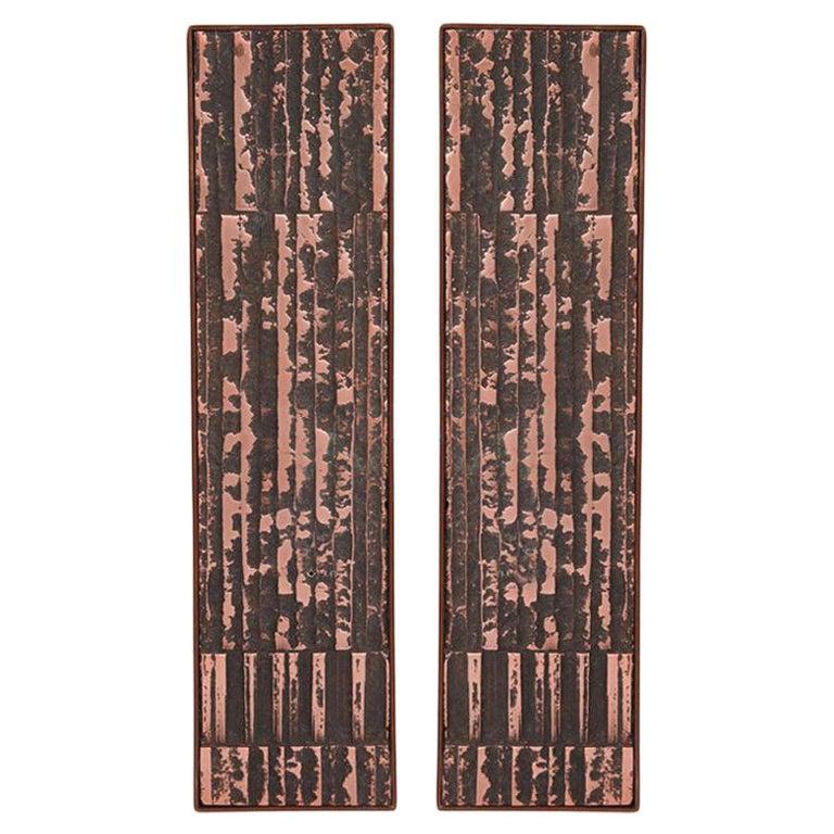 Poignées de porte à grande échelle en cuivre poli et en acier, vers les années 1960. Ces exemples ont des façades en cuivre poli aux motifs magnifiques et sont encadrés dans de lourds cadres en acier patiné. Le prix indiqué est celui d'une paire.