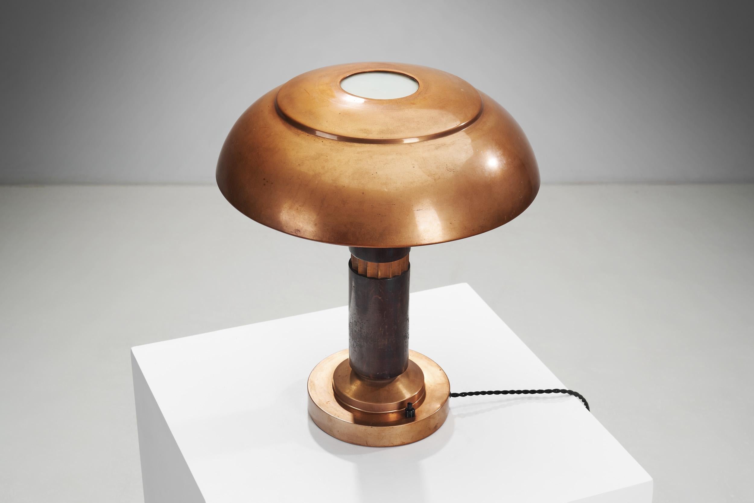 Copper and Wood Art Deco Table Lamp, Europe ca 1930s In Good Condition For Sale In Utrecht, NL