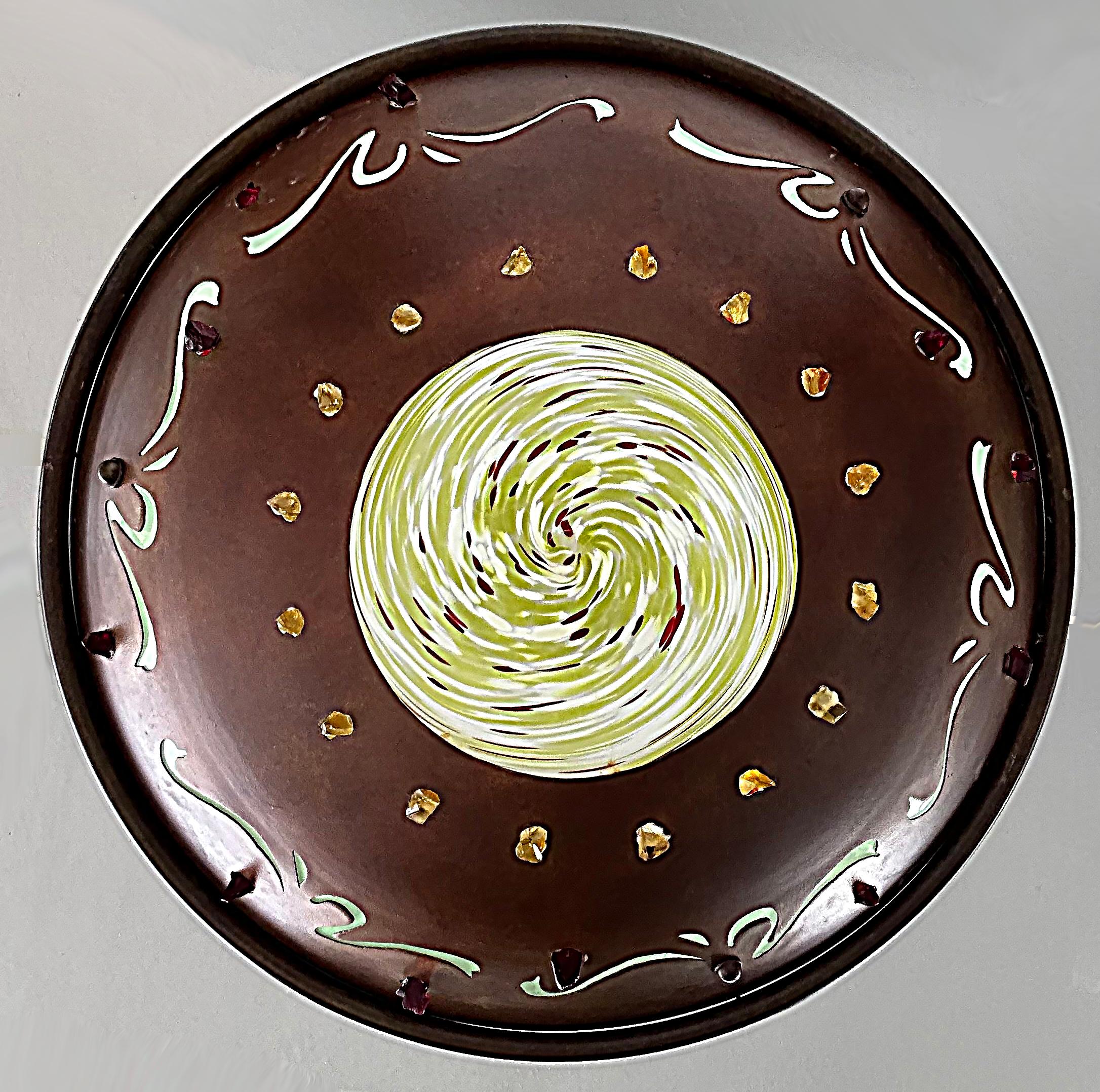 Lampadario a sospensione Copper Art Glass Studio Brutalist

In vendita c'è una plafoniera originale in rame con un pannello illuminato in vetro artistico soffiato a vortice nella parte inferiore, con pezzi irregolari di vetro artistico incastonati