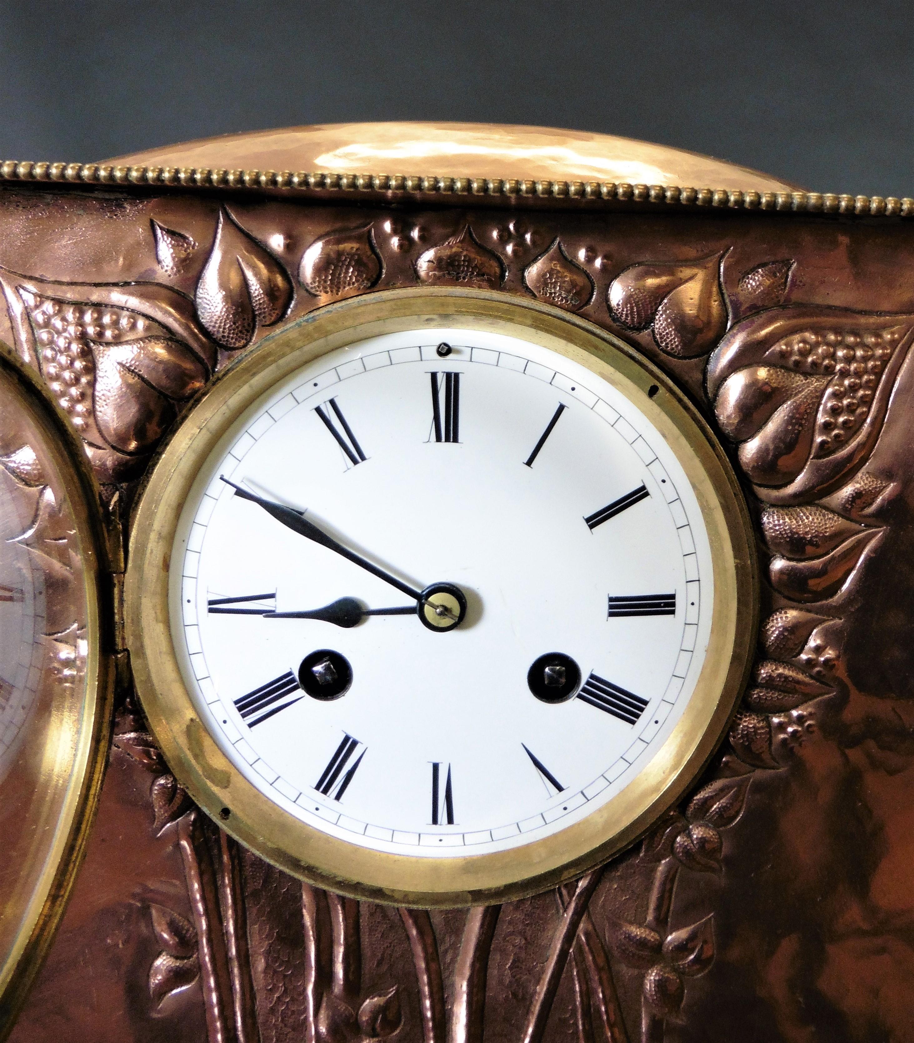 Orologio da tavolo francese Arts & Craft in rame in vendita 2